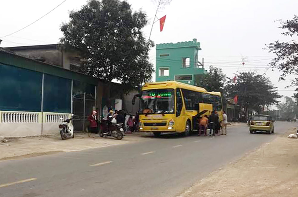 Xe giường nằm không vào bến ở xã Liên Thành (Yên Thành) mà lập bến cóc bắt khách trước nhà.