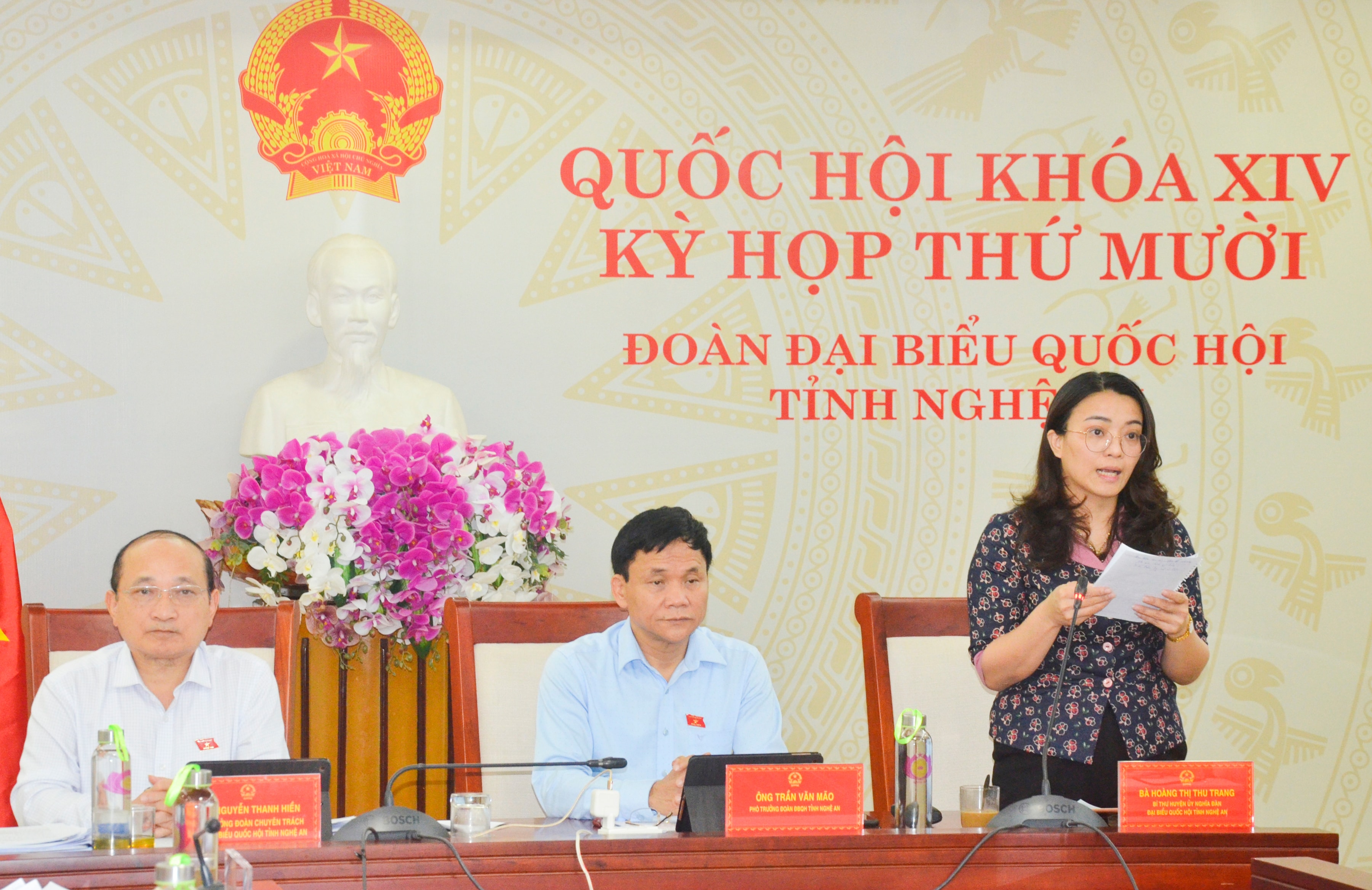 Đại biểu Hoàng Thị Thu Trang phát biểu thảo luật tại phiên họp. Ảnh: Thanh Lê