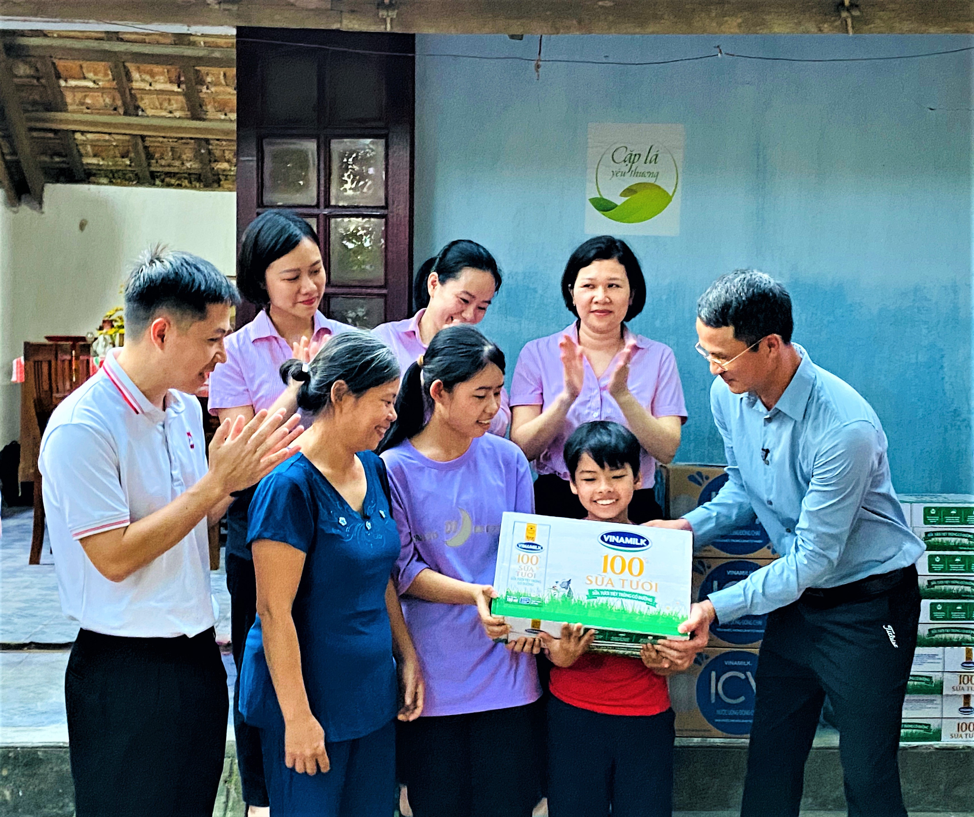 Ông Ngô Công Thắng, Giám đốc Nhà máy sữa Vinamilk Nghệ An đại diện công ty và Quỹ sữa Vươn cao Việt Nam thăm hỏi gia đình và trao tặng học bổng trị giá 50 triệu đồng để hỗ trợ chị em Đạt.