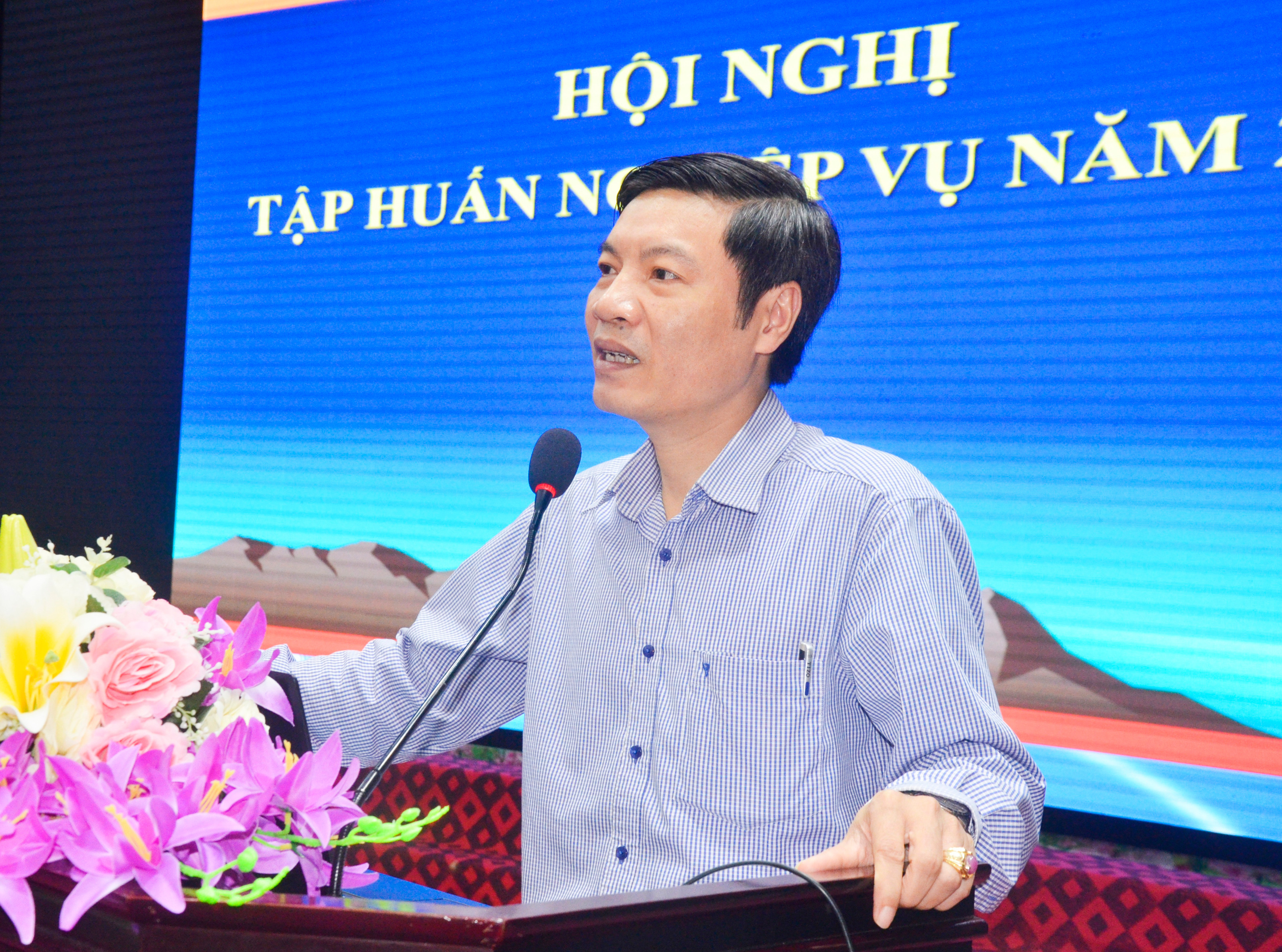 Phó Trưởng Ban Thi đua khen thưởng tỉnh Nguyễn Hồng Thanh truyền đạt các nội dung, quy định mới về công tác thi đua khen thưởng.