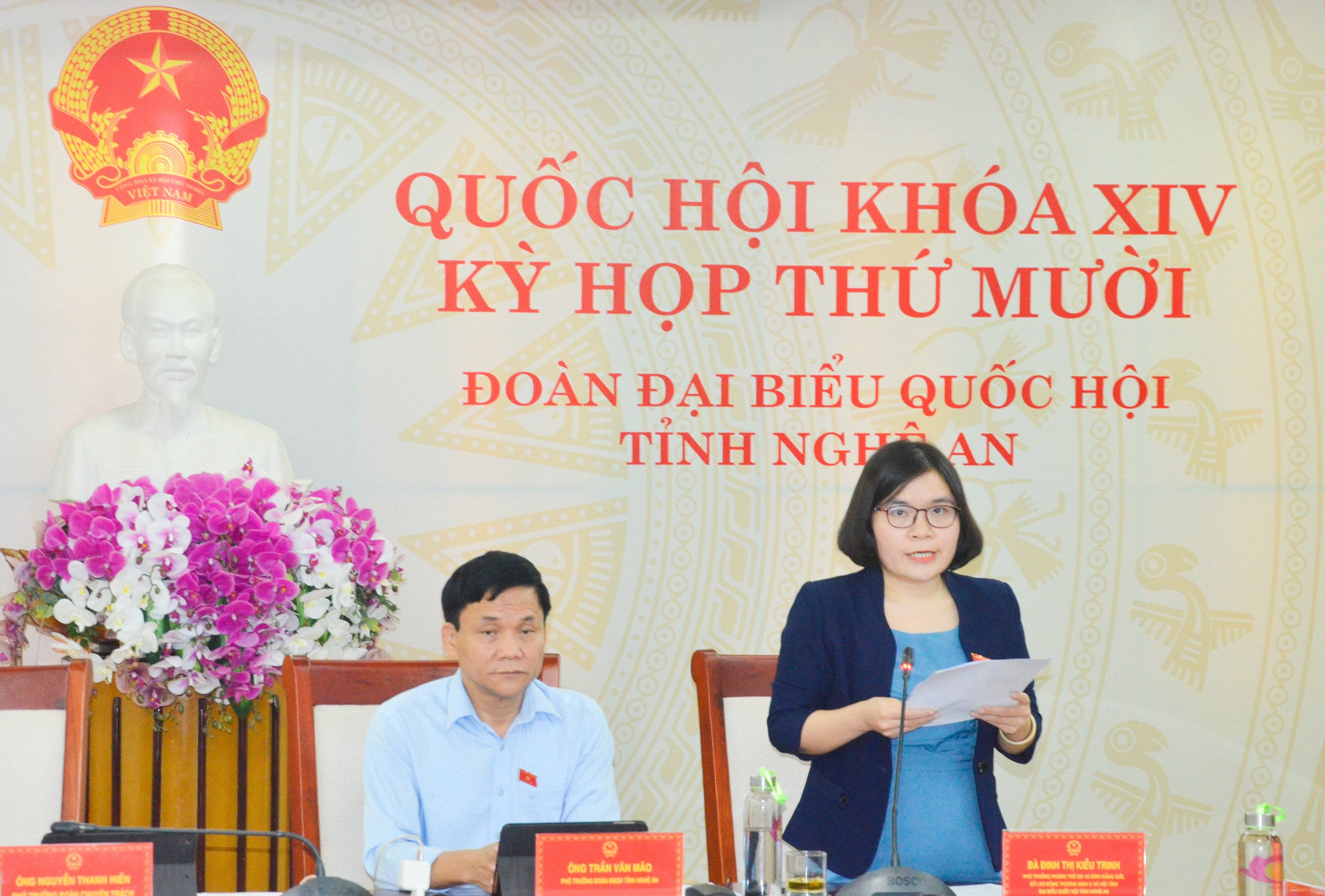 Đại biểu Đinh Thị Kiều Trinh tham gia thảo luận tại phiên họp. Ảnh: Thanh Lê