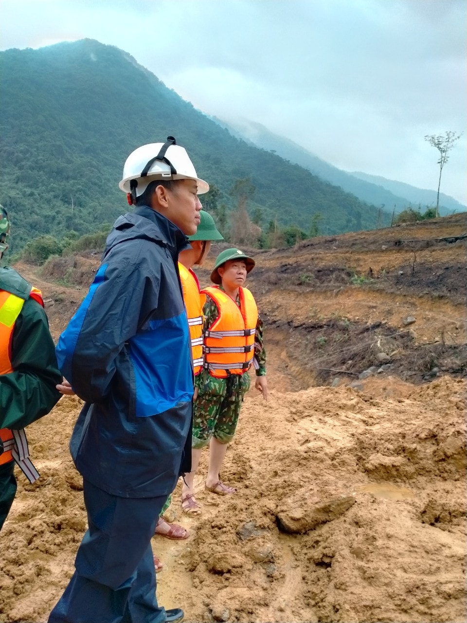 Khảo sát vị trí tảng đá lớn án ngữ trên đường 71 vào Rào Trăng 3