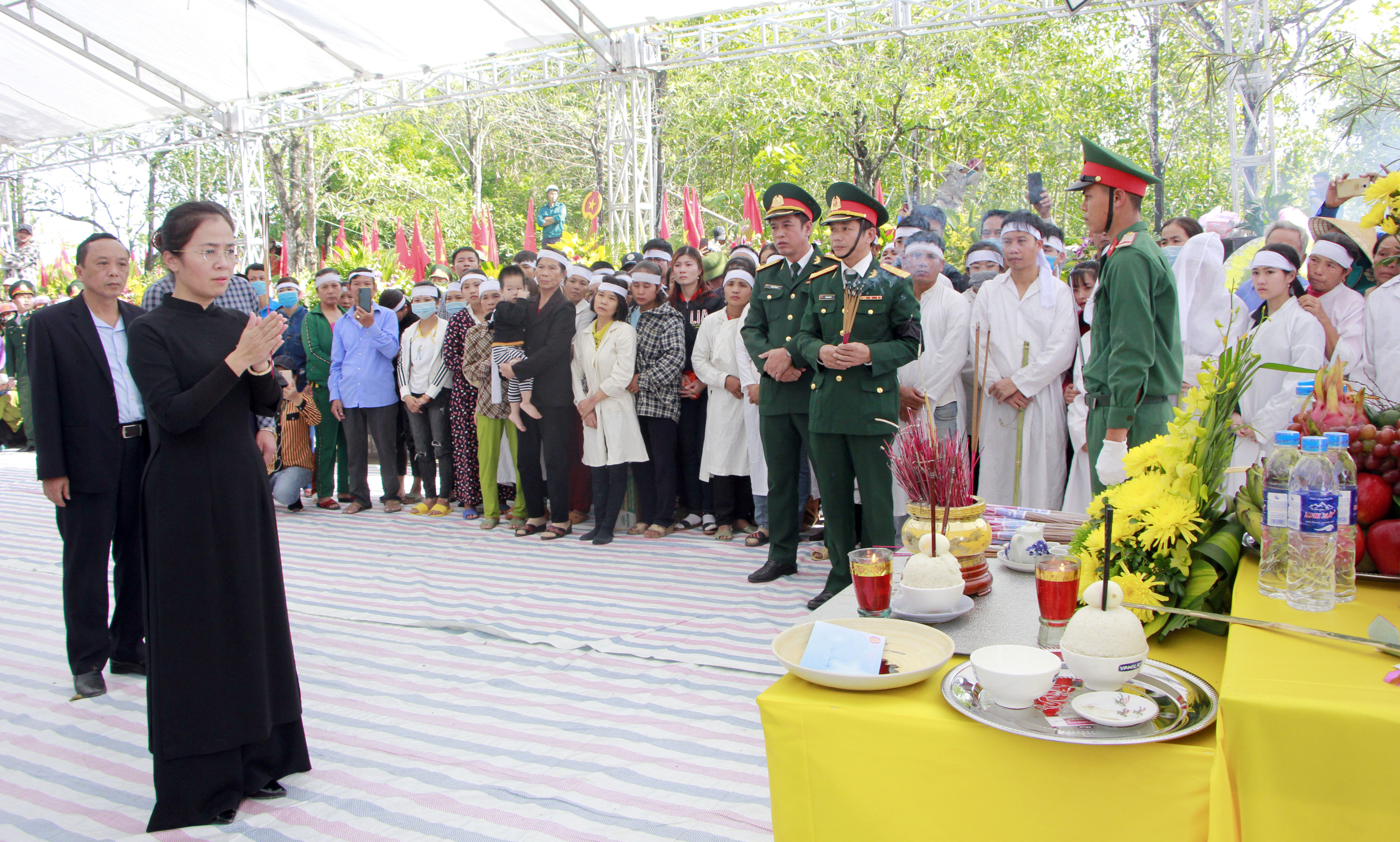 Lãnh đạo tỉnh dâng hương tưởng niệm liệt sỹ hy sinh ở Quảng Trị. Ảnh:  Anh Tuấn