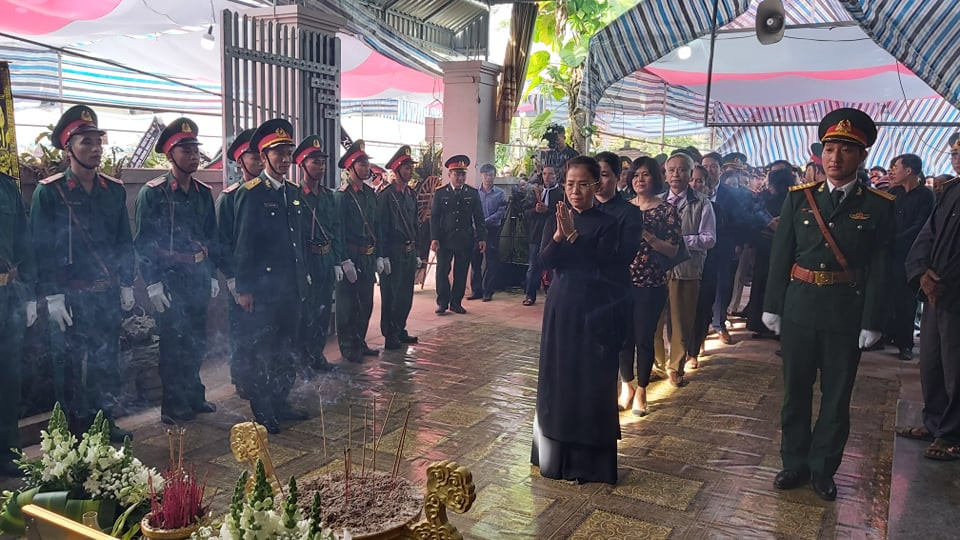 Đồng chí Võ Thị Minh Sinh đến viếng liệt sỹ Nguyễn Anh Duy. Ảnh: Trọng Kiên