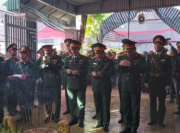 Đại tá Phạm Văn Đông dẫn đầu đoàn của Bộ Chỉ huy Quân sự tỉnh đến viếng. Ảnh: Trọng Kiên