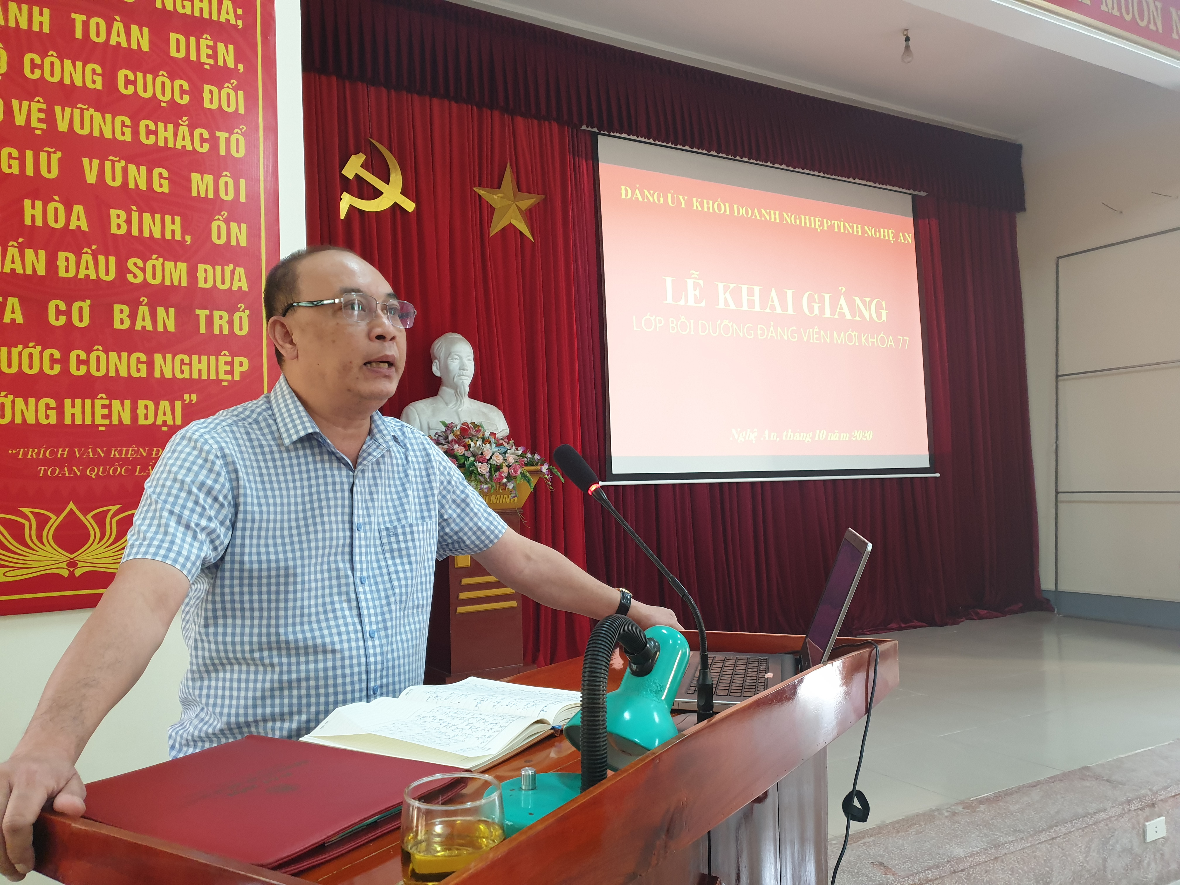 Đồng chí Lê Sơn Châu - Phó Bí thư Đảng ủy Khối doanh nghiệp phát biểu tại Lễ Khai giảng. Ảnh: Khánh Hồng