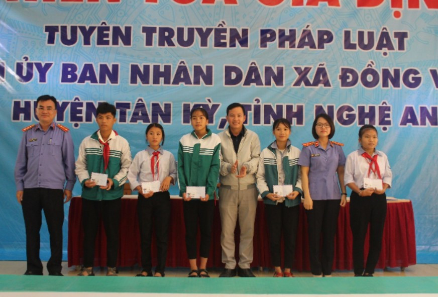 Trao quà cho học sinh có hoàn cảnh khó khăn sau khi kết thúc phiên tòa giả định. Ảnh: Nguyễn Thị Hải