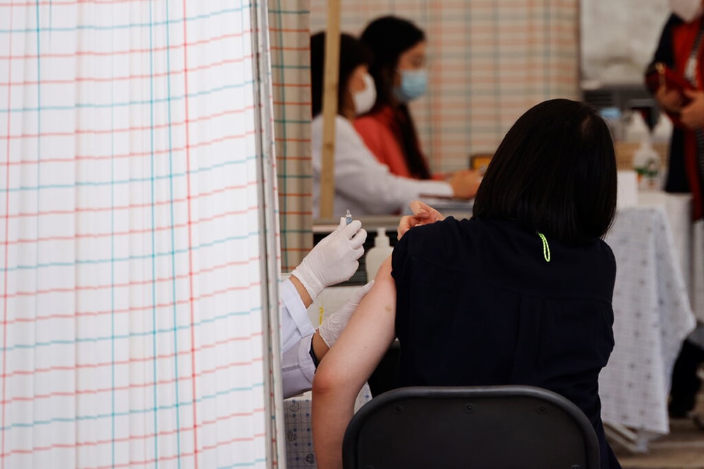 Người dân được tiêm phòng cúm mùa ở Seoul (Hàn Quốc). Ảnh: Reuters