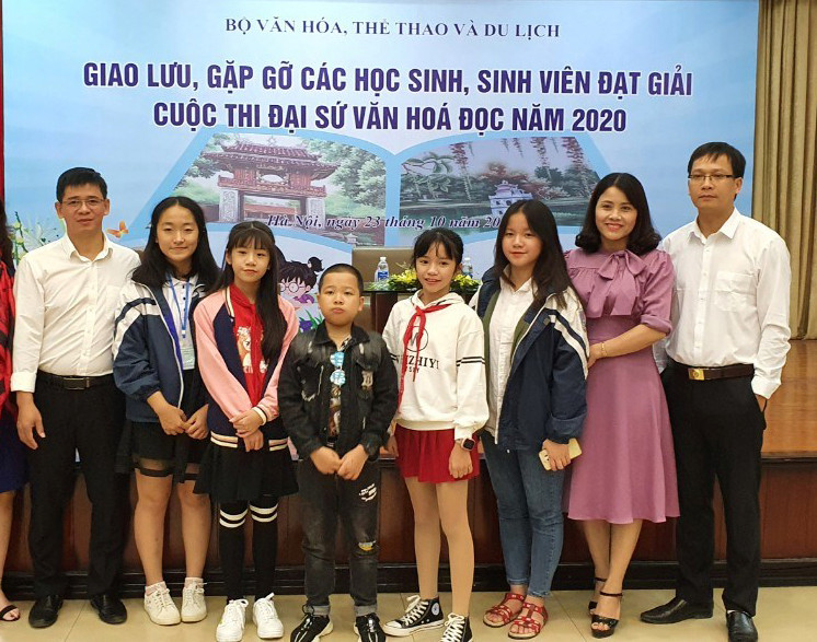 Em Lê Thiệp Sang học sinh Trường Trung học Cơ sở Lý Nhật Quang (Đô Lương - thứ 3 từ trái sang) chụp ảnh lưu niệm với các bạn đạt giải. Ảnh: NVCC