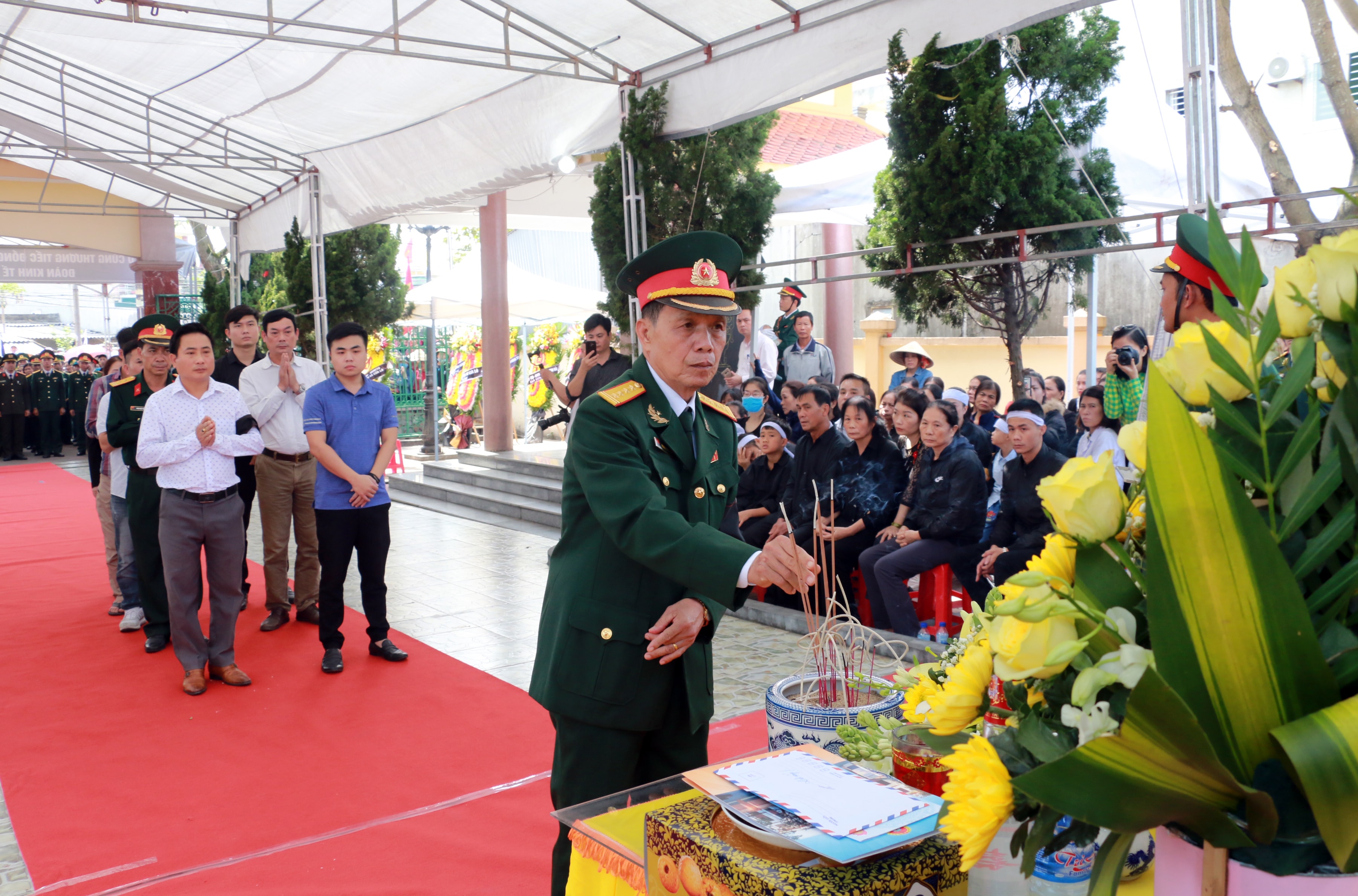Đại diện thân nhân, gia đình liệt sỹ vào kính viếng. Ảnh: MH.
