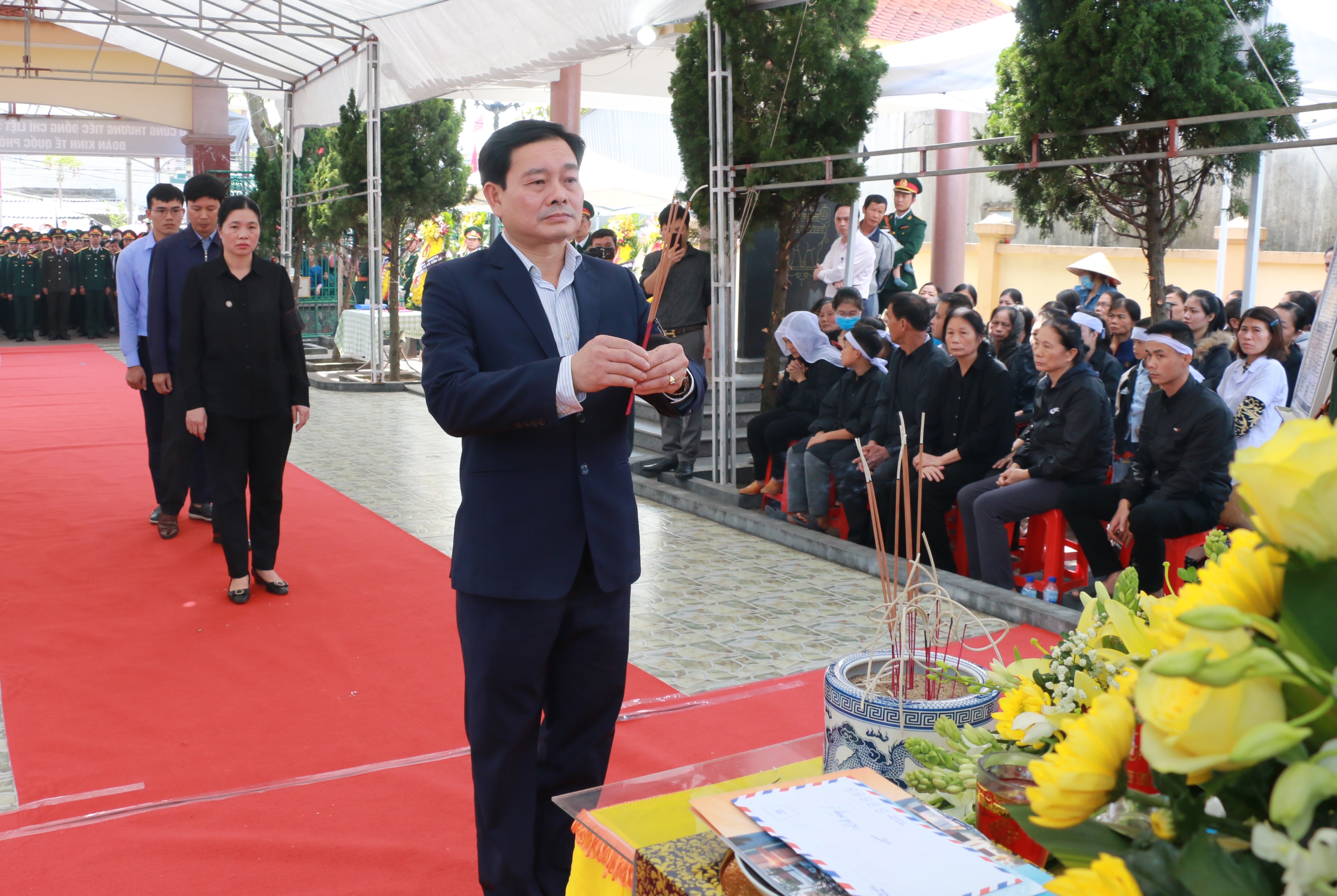 Đồng chí Trường Thiết Hùng - Phó Chủ tịch UBMTTQ tỉnh và các đồng chí đại diện cho TU - HĐND - UBND - UBMTTQ tỉnh thắp hương viếng liệt sỹ Phùng Thanh Tùng . Ảnh:  MH