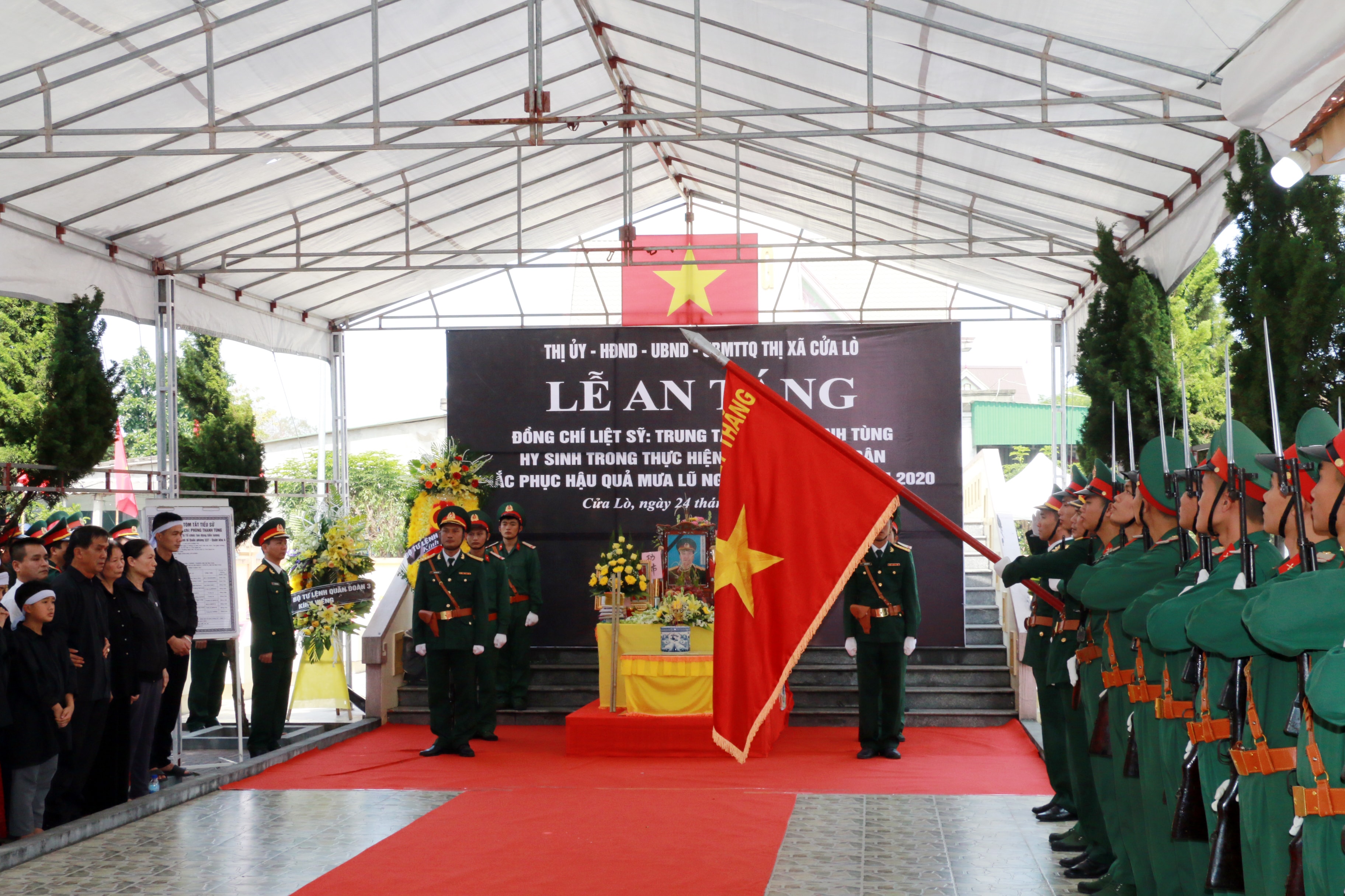 Lễ chào cờ và tưởng niệm liệt sỹ - trung tá Phùng Thanh Tùng. Ảnh: MH.