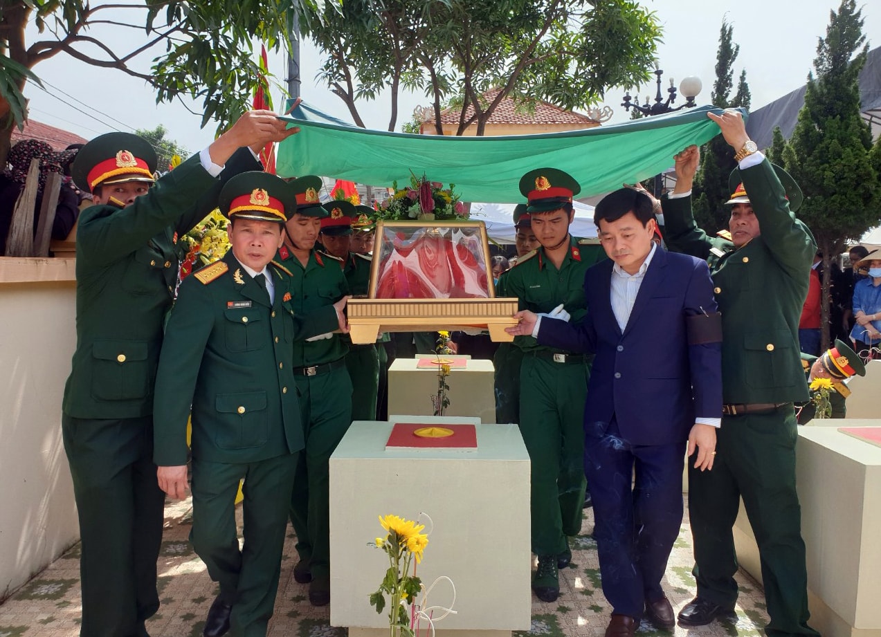 Lễ an táng liệt sỹ, Trung tá Phùng Thanh Tùng. Ảnh: MH