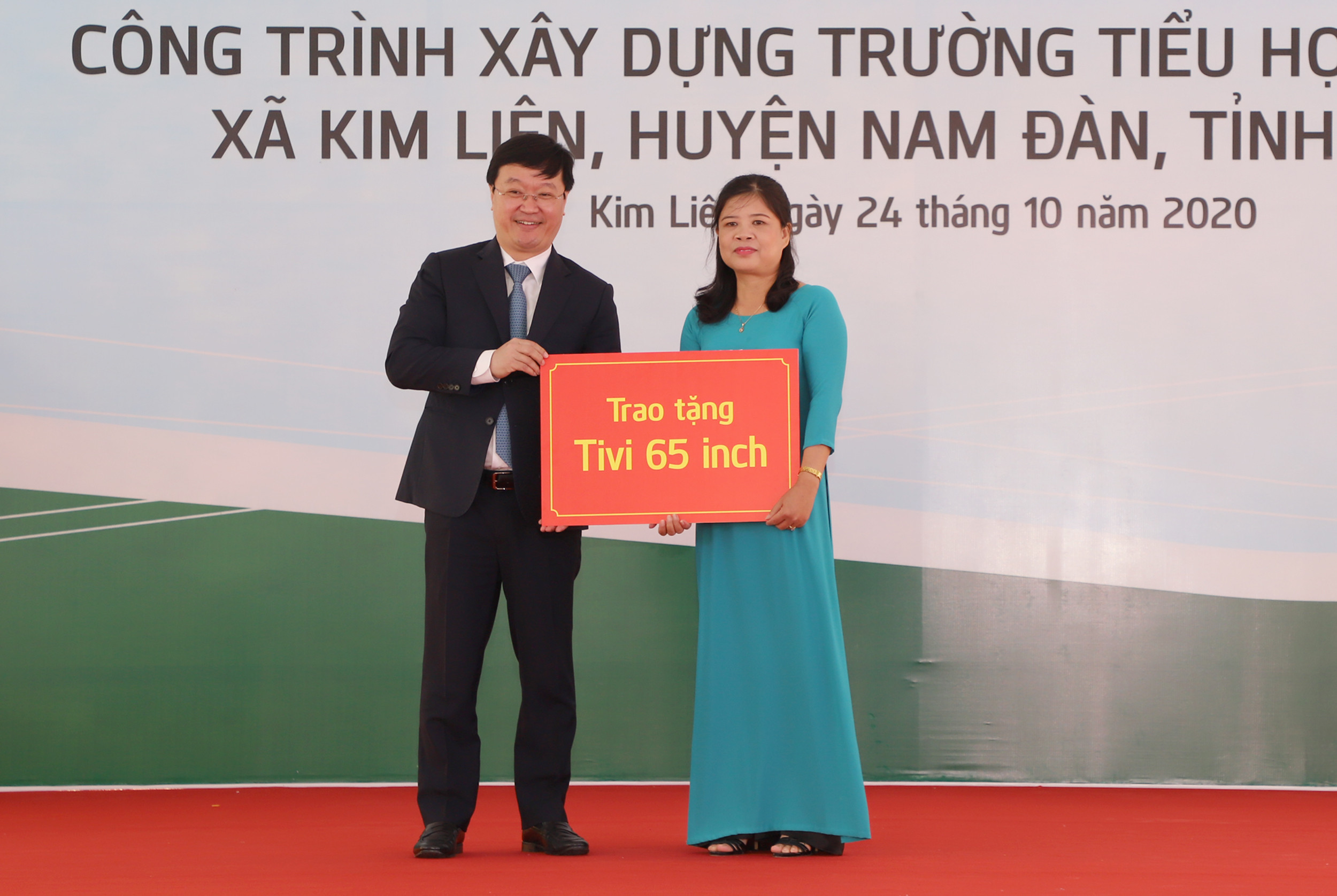 Chủ tịch UBND tỉnh Nguyễn Đức Trung tặng quà cho Nhà trường. Ảnh: Phạm Bằng