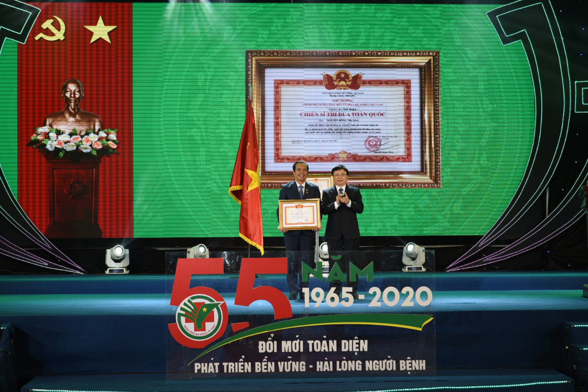 Thừa ủy quyền, Phó Chủ tịch UBND tỉnh Bùi Đình Long trao tặng danh hiệu Chiến sĩ thi đua toàn quốc cho Bác sĩ Nguyễn Hồng Trường. Ảnh: Thành Chung