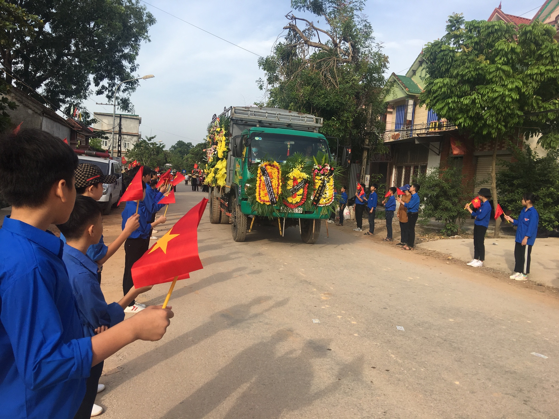 Đông đảo người dân xúc động đến tiễn biệt liệt sỹ Nguyễn Cảnh Trung