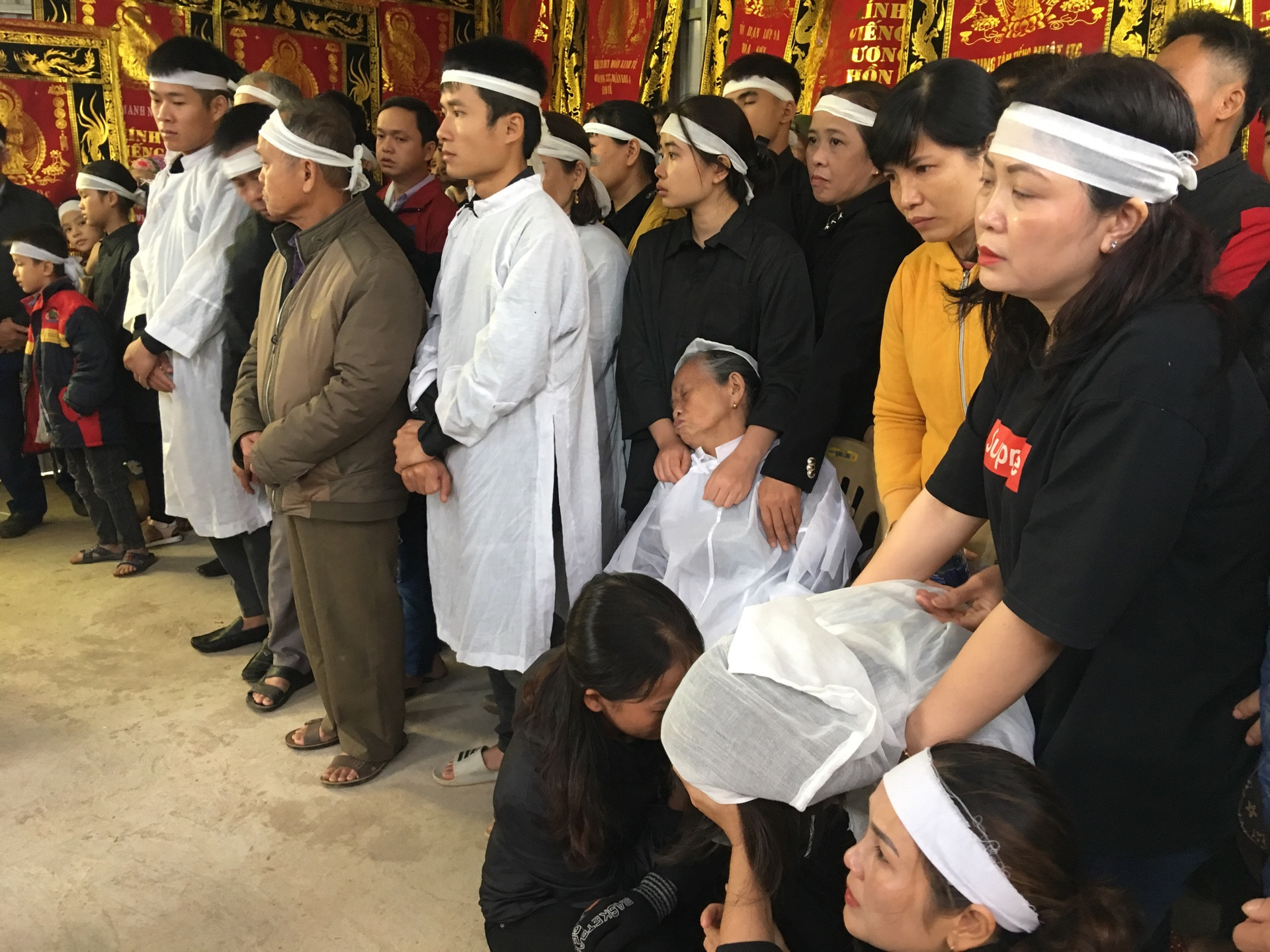 Mẹ Liệt sỹ Nguyễn Cảnh Trung và vợ nghẹn ngào trong nỗi đau mất con, mất chồng. Ảnh: Hữu Hoàn