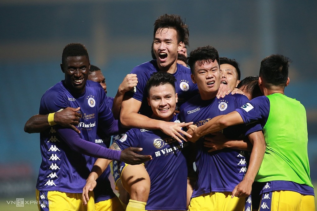 Đồng đội chia vui cùng Quang Hải sau bàn ấn định tỷ số 2-1. Ảnh: Lâm Thỏa.
