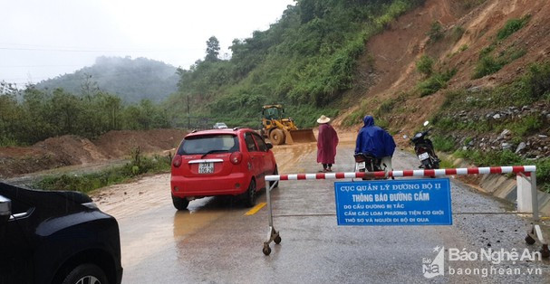 Đặt biển cảnh báo nguy hiểm đoạn sạt lở núi ở dốc Chó, xã Lạng Khê, huyện Con Cuông cho người và phương tiện lưu thông. Ảnh: CTV