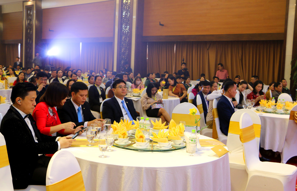 Đại diện Tổng Công ty Bảo Việt Nhân thọ, lãnh đạo các công ty thành viên tại Nghệ An và Nam ca sĩ Lam Trường dự sự kiện. Ảnh: Nguyễn Hải