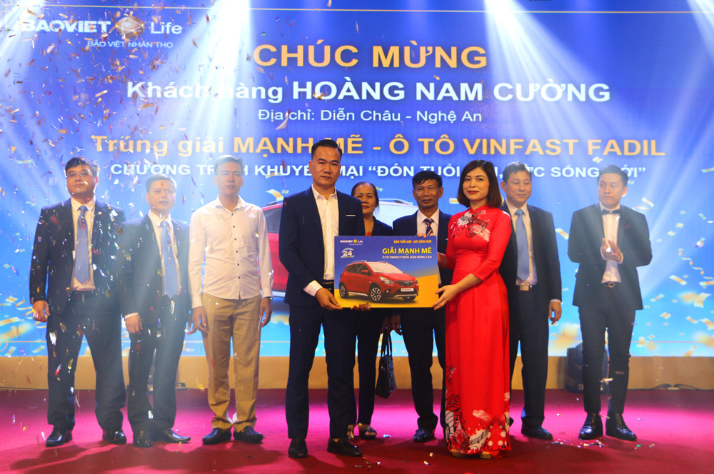 Đại diện Tổng Công ty Bảo Việt Nhân thọ trao biểu trưng giải thưởng ô tô cho khách hàng Hoàng Mạnh Cường ở Diễn Châu, Nghệ An. Ảnh: Nguyễn Hải