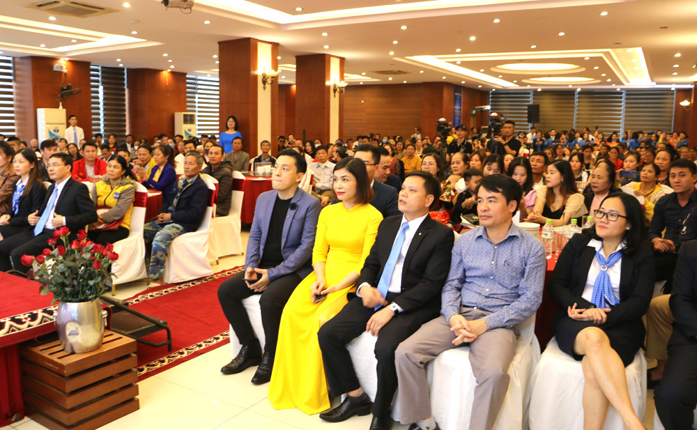 Đại diện Tổng Công ty Bảo Việt Nhân thọ, các khách mời và hơn 400 khách hàng dự sự kiện chúc mừng khách hàng và Lễ phát động kêu gọi ủng hộ đồng bào miền Trung bị lũ lụt. Ảnh: Nguyễn Hải