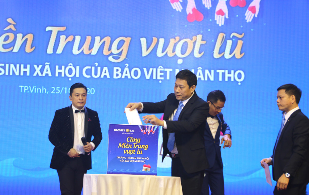 Ca sĩ Lam Trường và lãnh đạo các Công ty thành viên Bảo Việt nhân thọ tại Nghệ An tham gia quyên góp, ủng hộ đồng bào miền Trung bị ảnh hưởng bởi mưa lũ. Ảnh: Nguyễn Hải