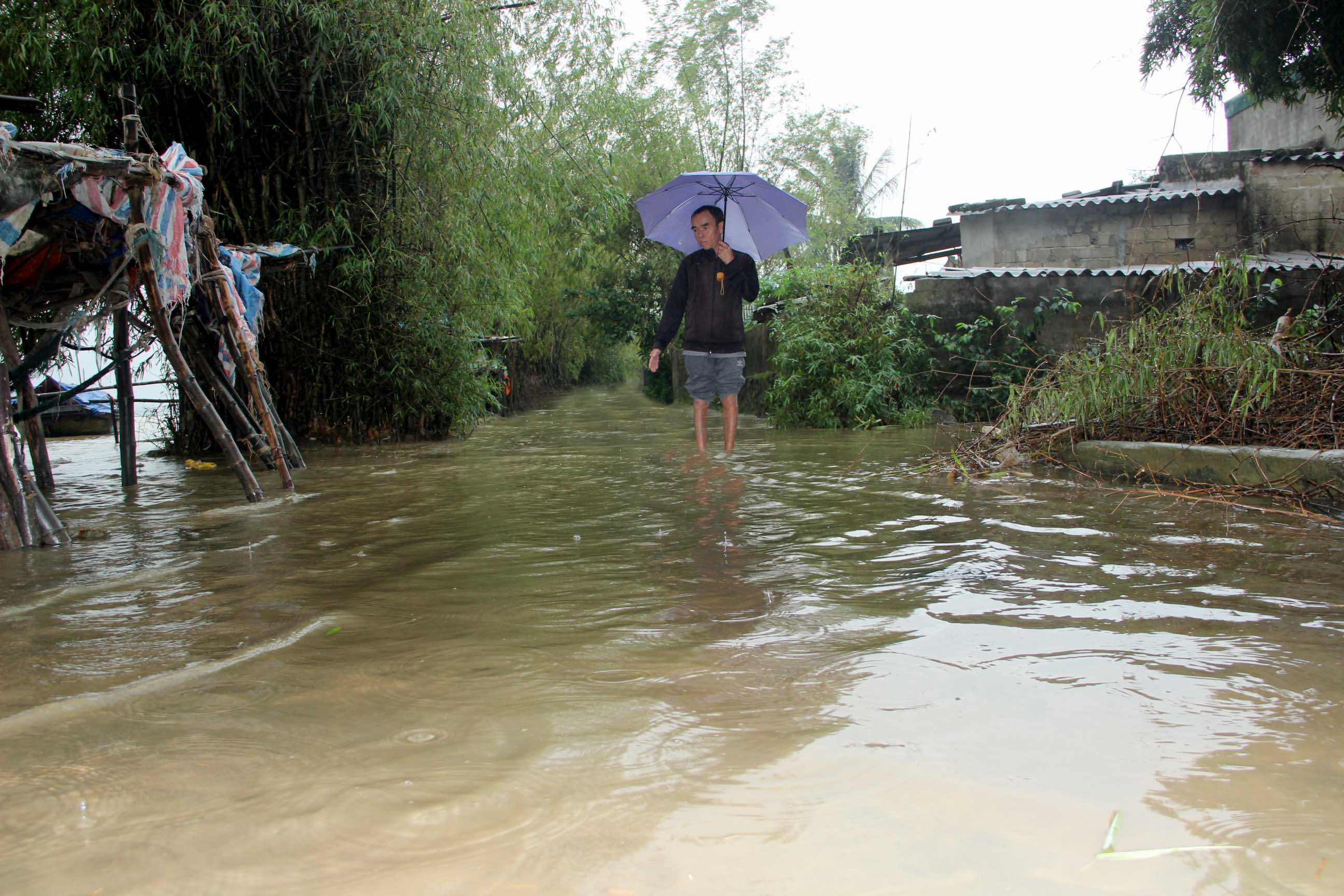Nước sông Lam đã dâng lên gây ngập đường đi tại xóm Thuận Hòa sáng 26/10. Ảnh: Q.A