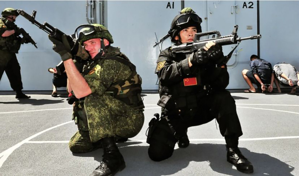 Binh lính Nga và Trung Quốc trong 1 cuộc tập trận chung năm 2019. Ảnh: AP