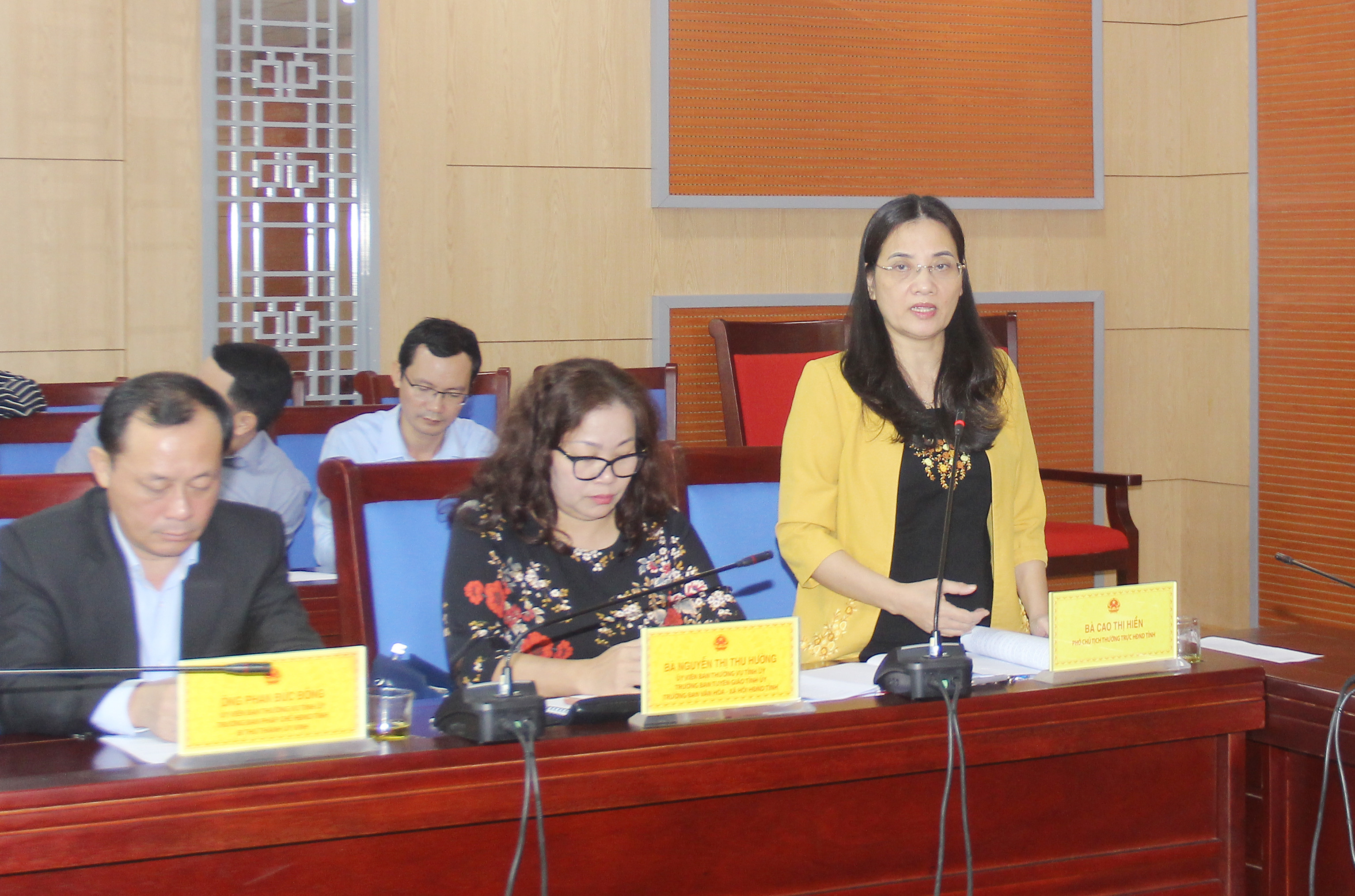 Phó Chủ tịch HĐND tỉnh Cao Thị Hiền đề nghị UBND tỉnh rà soát lại. Ảnh: Mai Hoa