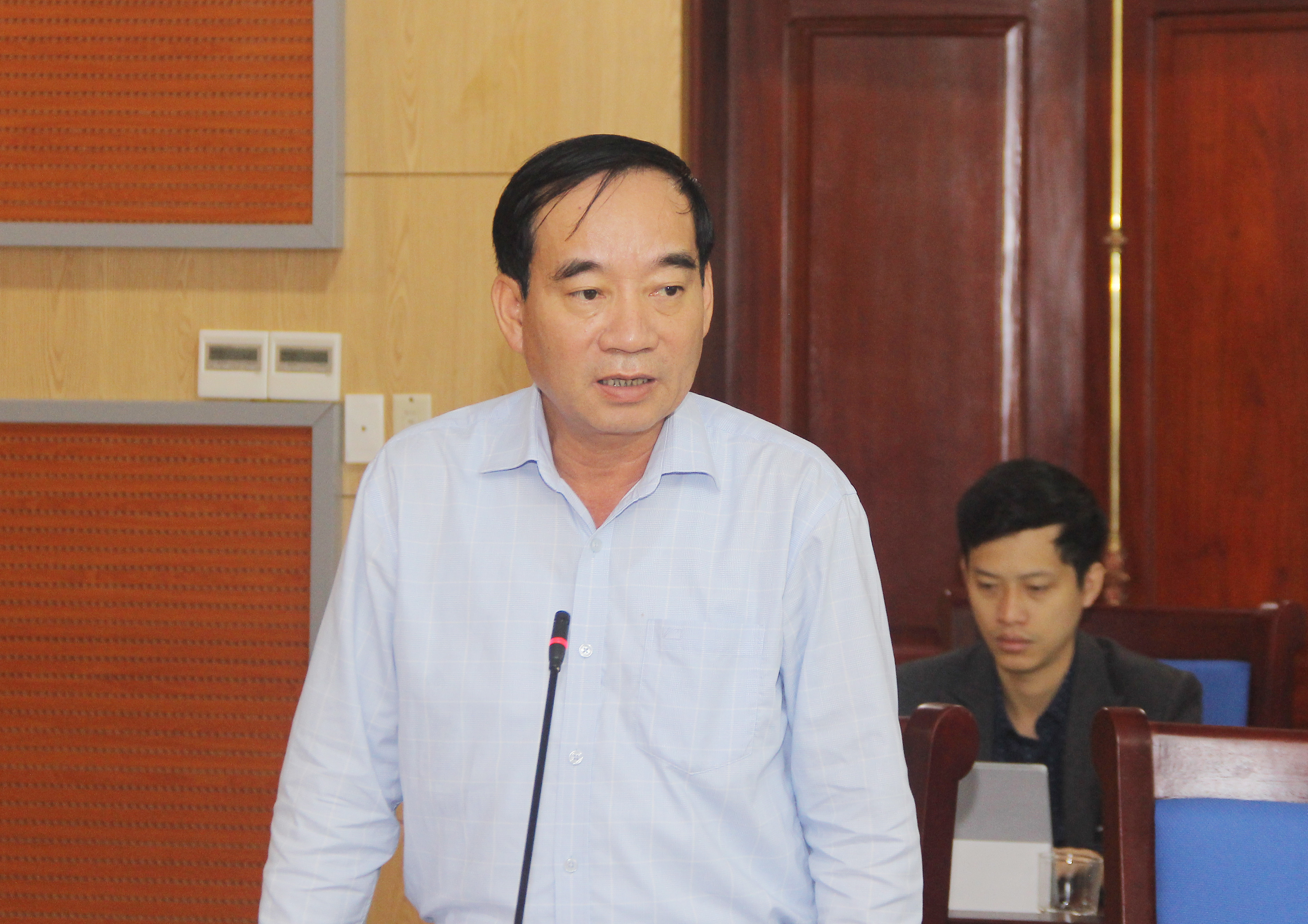 Phó Chủ tịch HĐND tỉnh Hoàng Viết Đường tham gia ý kiến về việc giao quyền quyết định chủ trương đầu tư một số dự án đầu tư cho UBND tỉnh theo Luật đầu tư công năm 2019. Ảnh: Mai Hoa