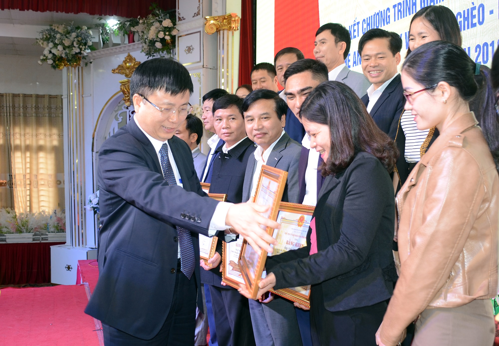 UBND tỉnh tặng Bằng khen cho 20 cá nhân. Ảnh Thành Chung