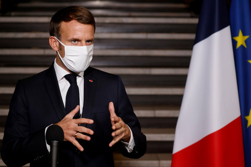 Tổng thống Emmanuel Macron nói “chúng tôi biết những gì cần phải làm” sau cuộc họp với một đơn vị đối phó với chủ nghĩa Hồi giáo cực đoan ở ngoại ô đông bắc Paris. Ảnh: Reuters