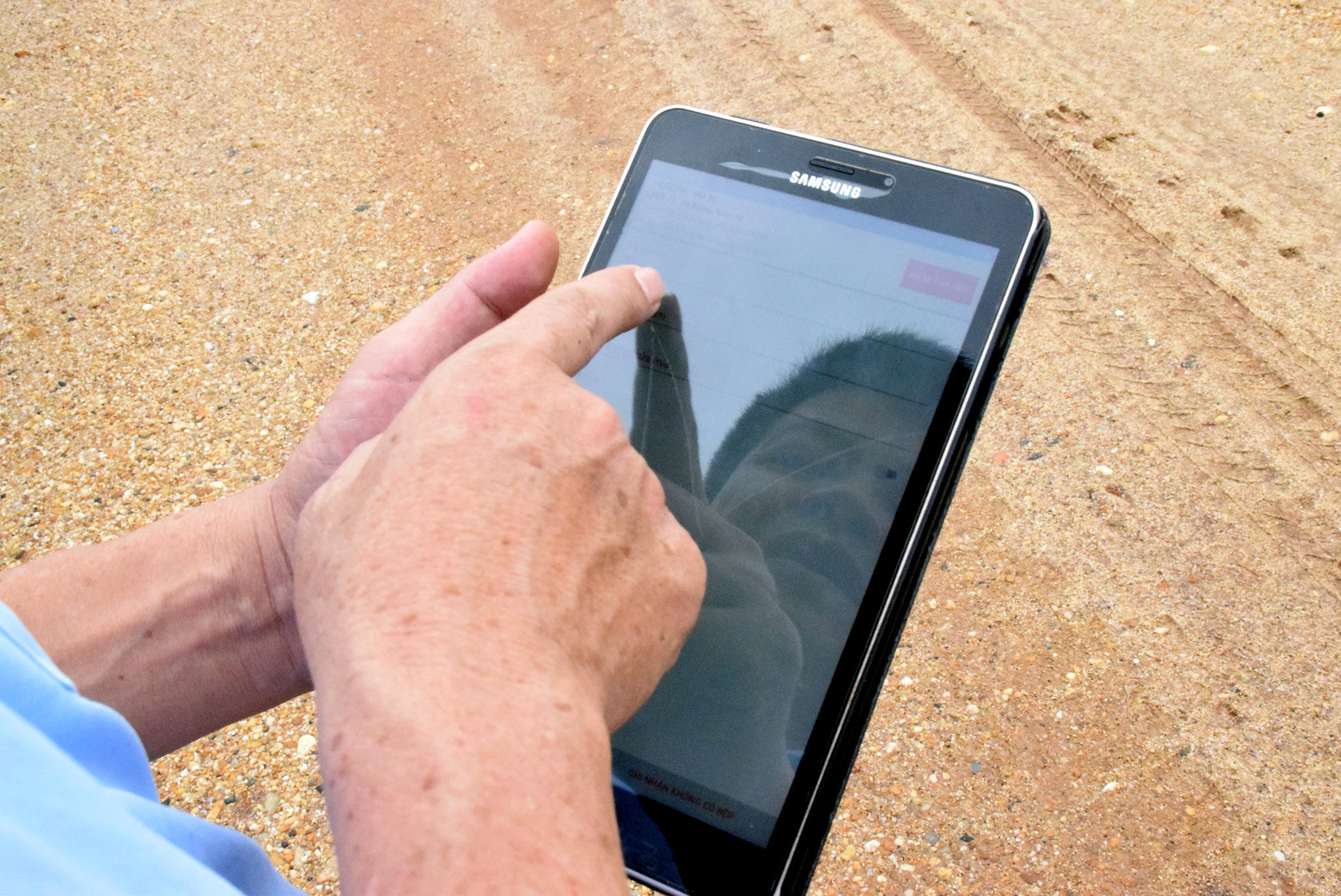 Khi xác định thửa mía của nông hộ trên máy tính bảng, thì cán bộ nông vụ gửi tin nhắn đến hộ đó, thông qua công nghệ Internet. Ảnh Xuân Hoàng
