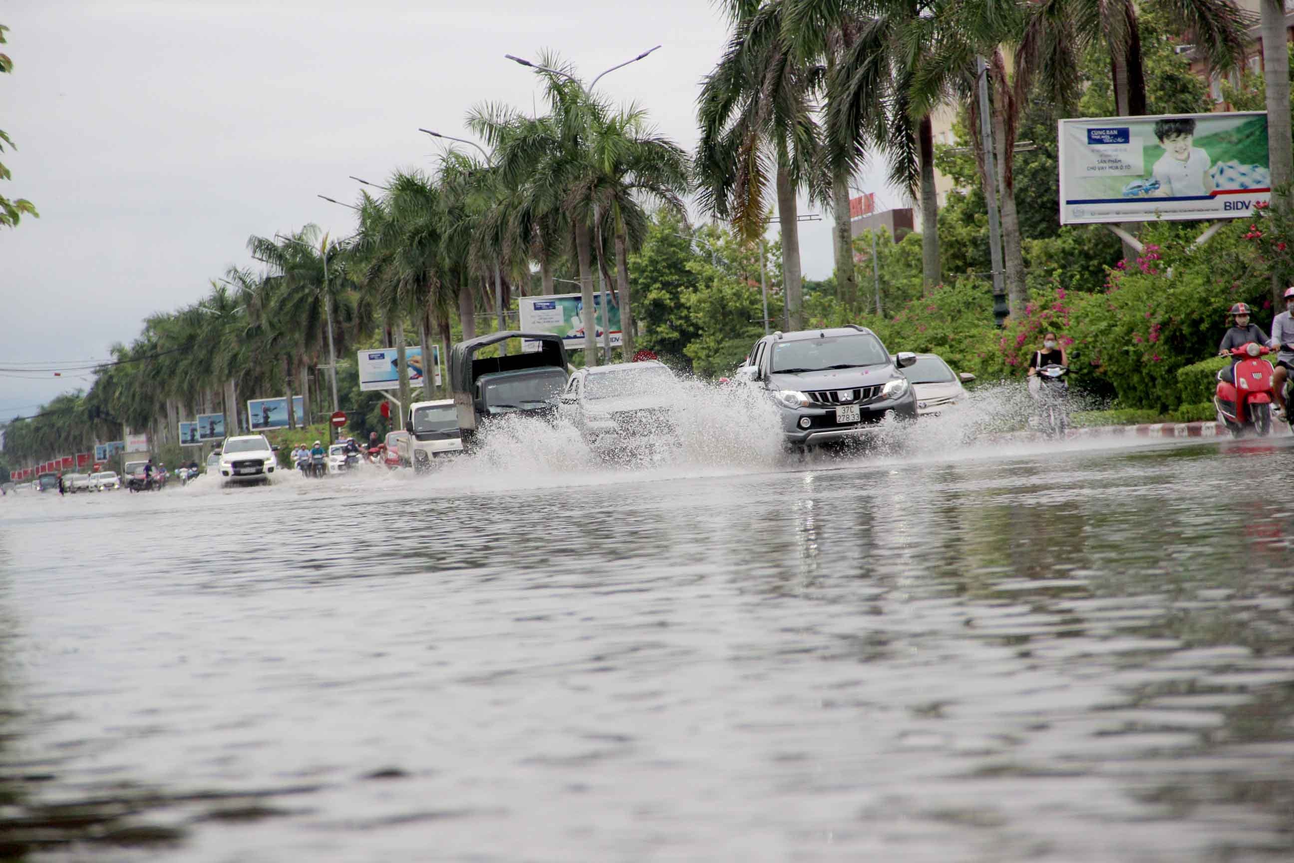 Mưa lớn gây ngập úng tại TP.Vinh. Ảnh: Quang An