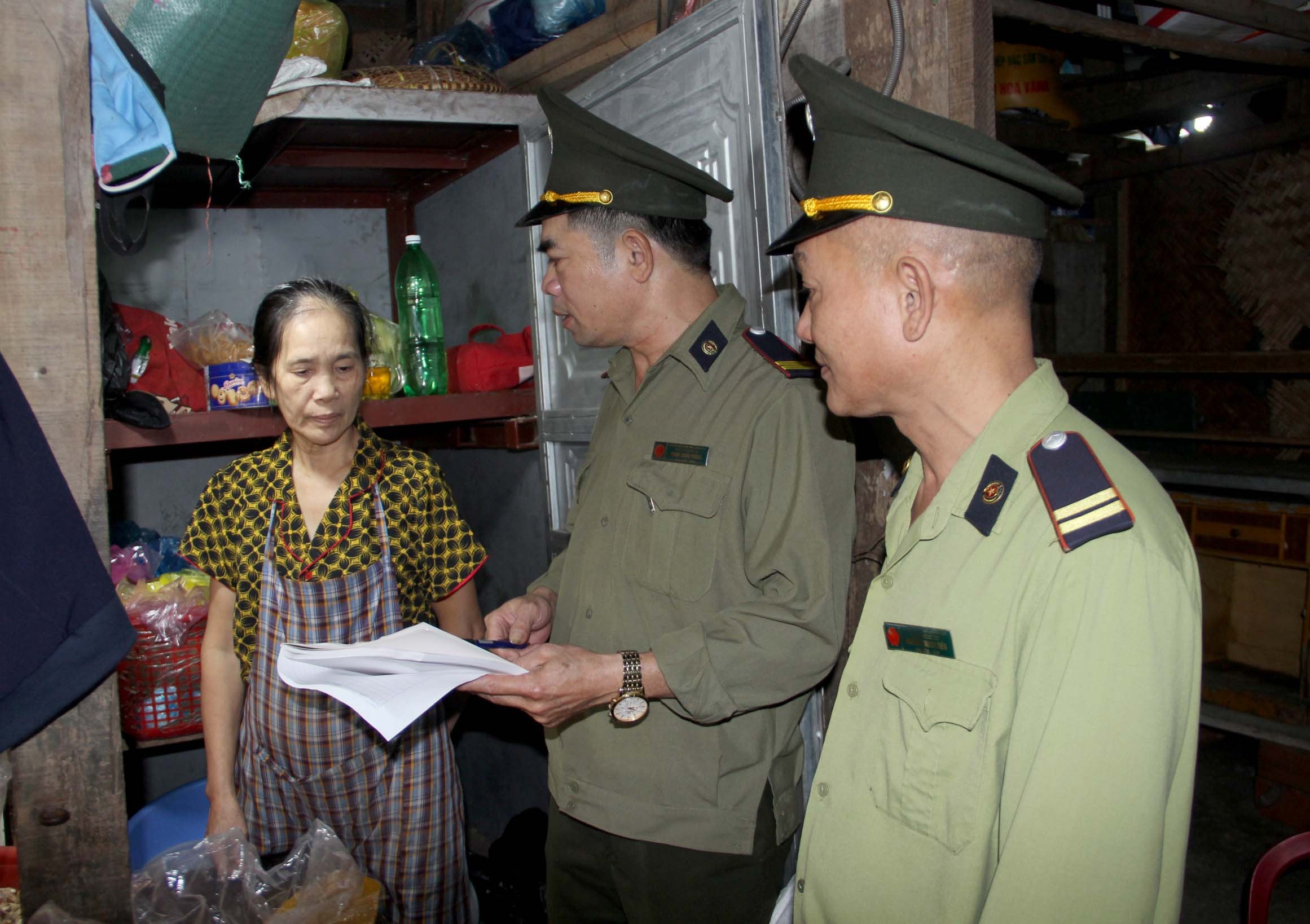 Lực lượng chức năng khuyến cáo bà con tiểu thương nghỉ bán trong hôm nay để đảm bảo an toàn. Ảnh: Q.A