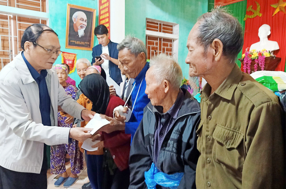 Hoi Ho tro gia dinh liet sy tinh trao ung ho dong bao vung lu mien Trung-hinh-anh-1