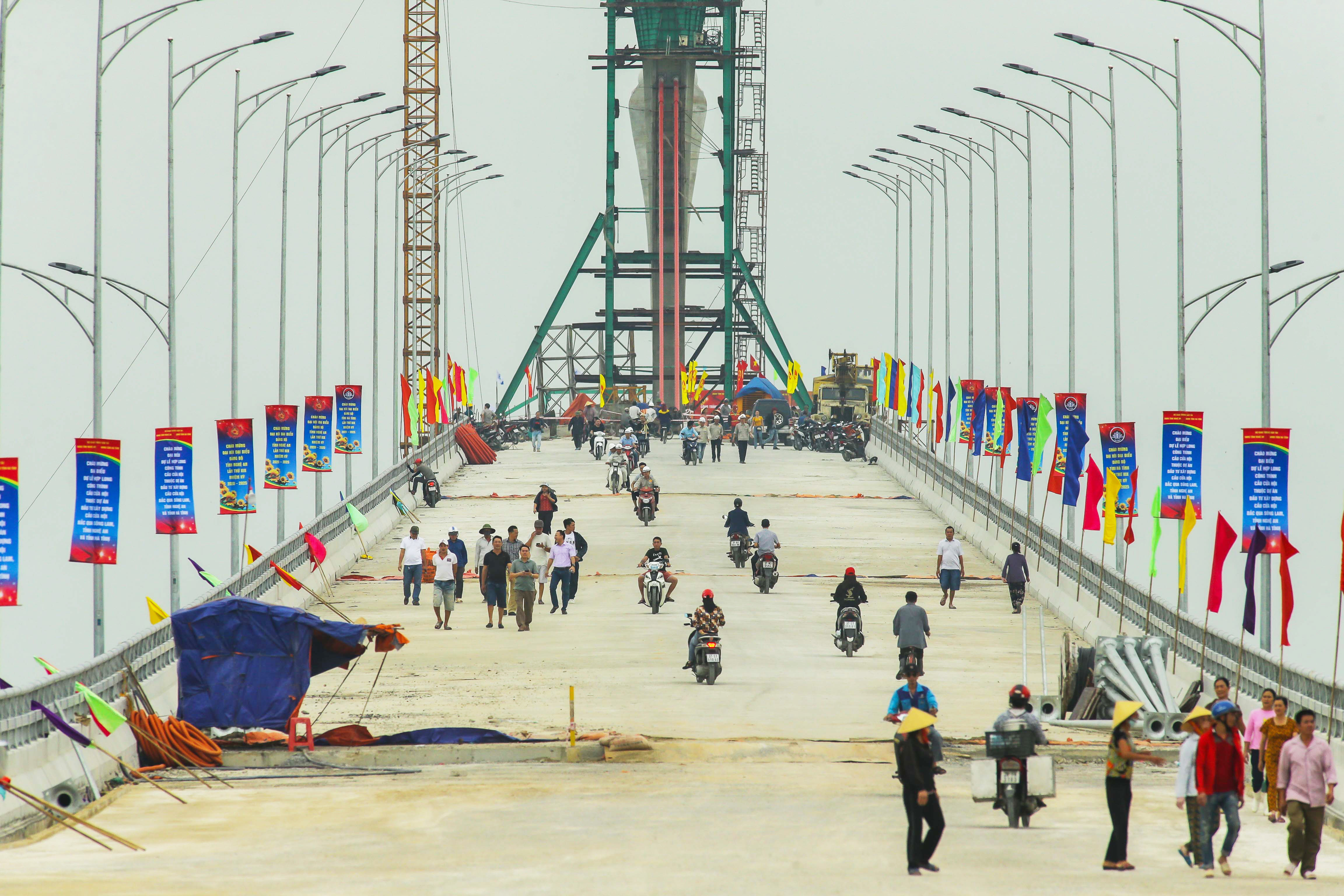Cầu Cửa Hội trong ngày hợp long. Ảnh: Nguyễn Xuân Thủy