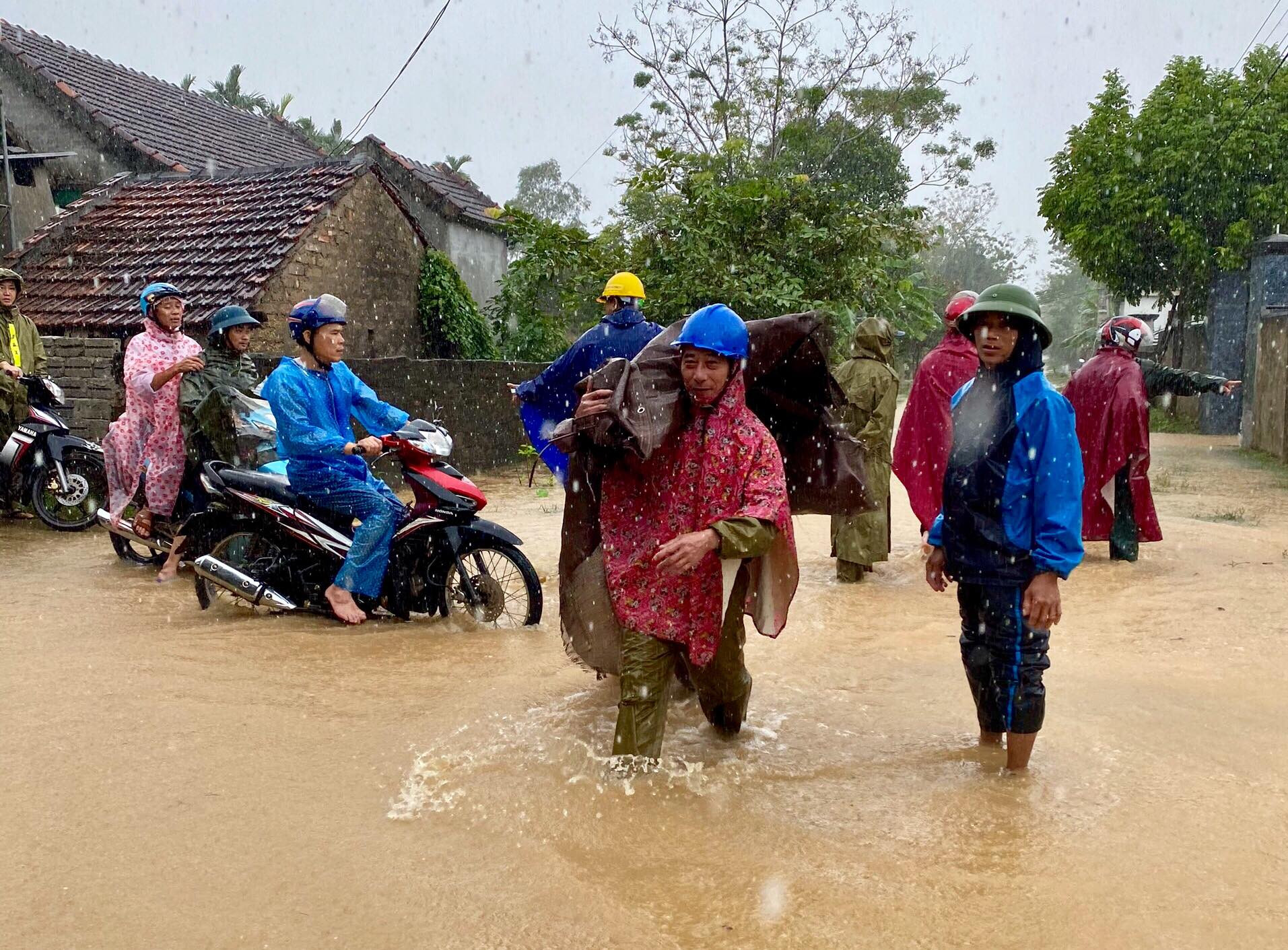 Nhiều tuyến đường ở xã Thuận Sơn (Đô Lương) đã ngập lụt. Ảnh: Ngọc Phương