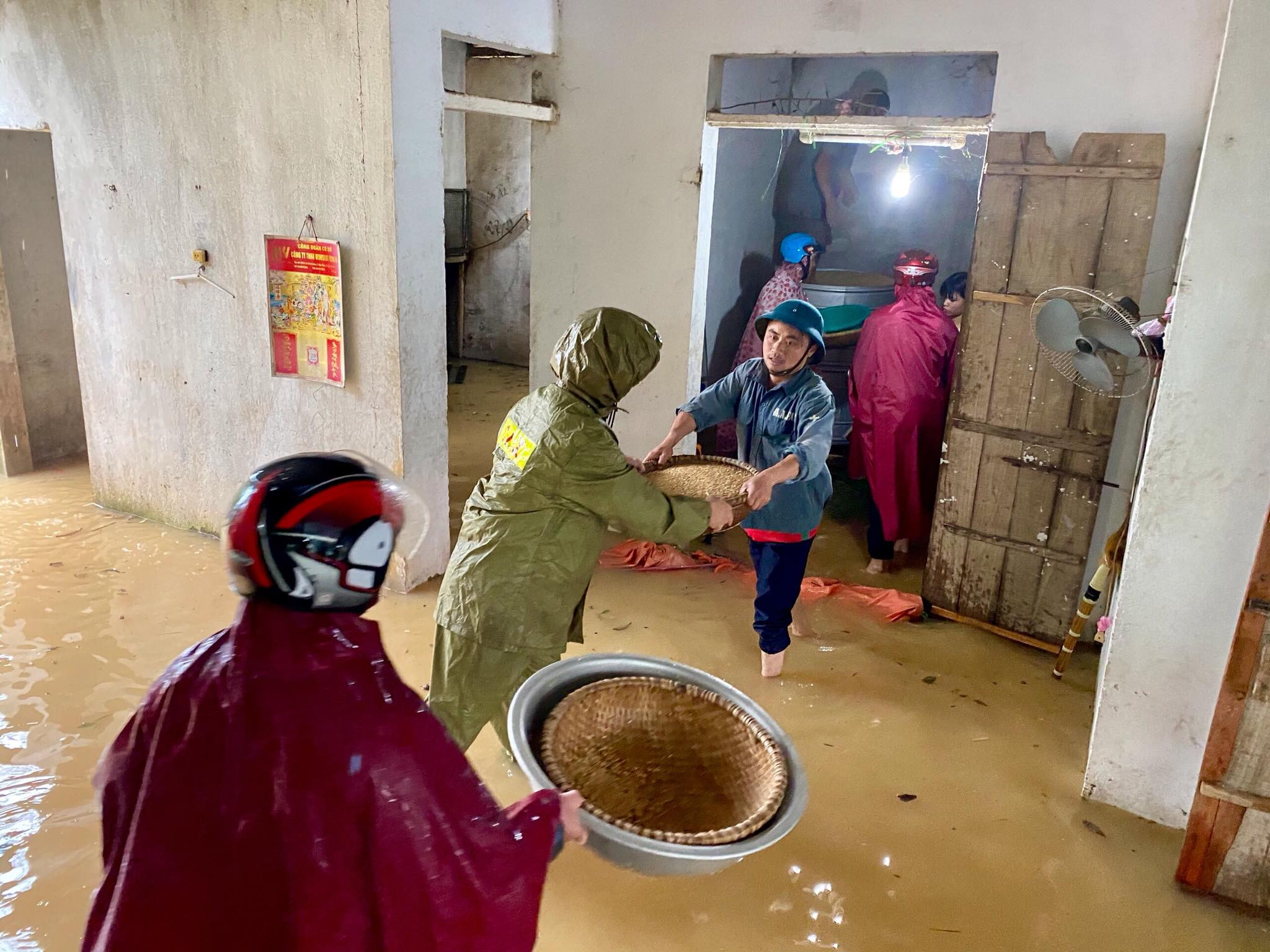 Hỗ trợ người dân sơ tán một số đồ dùng, lương thực tại huyện Đô Lương. Ảnh: Ngọc Phương