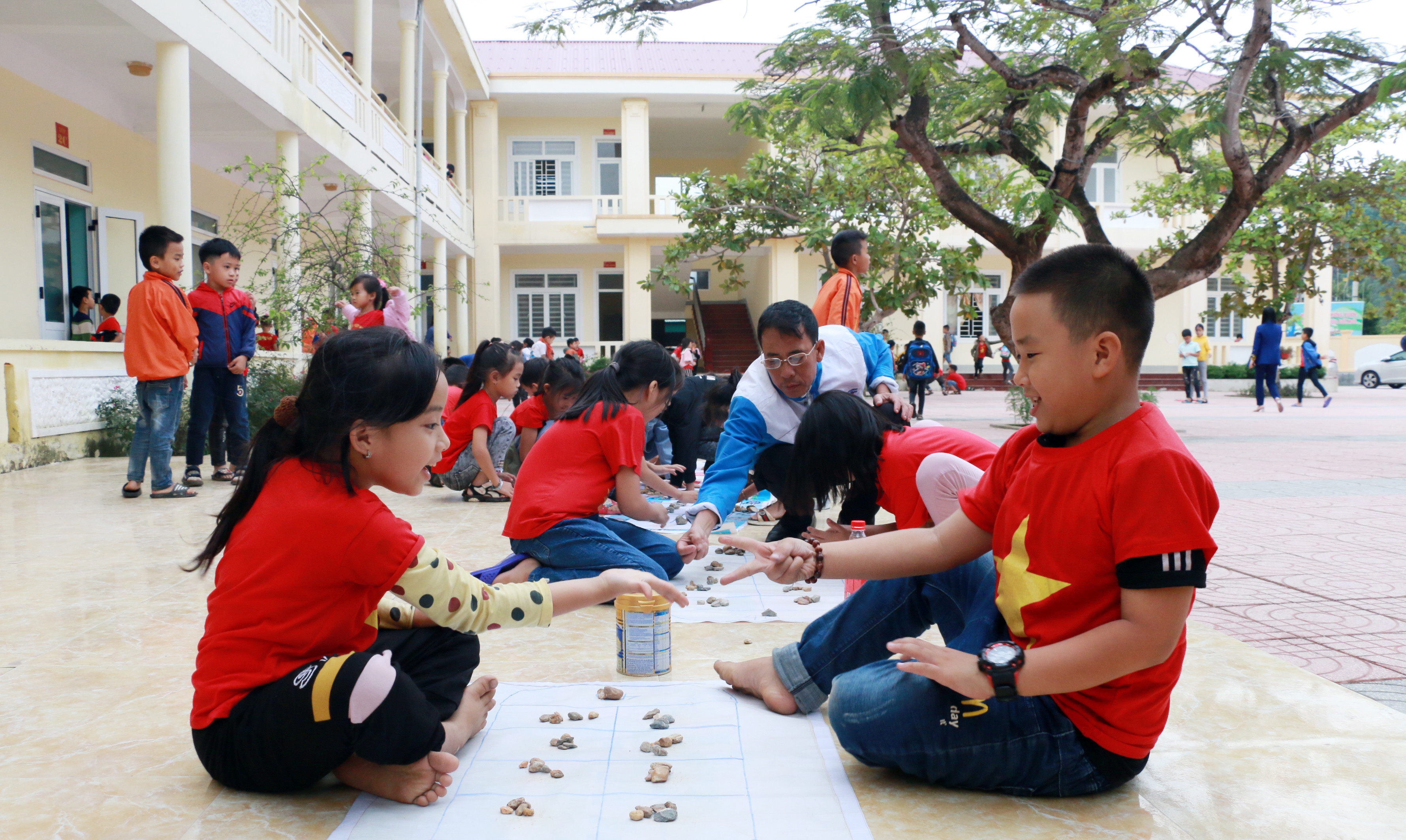 Giờ ra chơi của học sinh Trường Tiểu học Nghi Quang (Nghi Lộc). Ảnh: Mỹ Hà