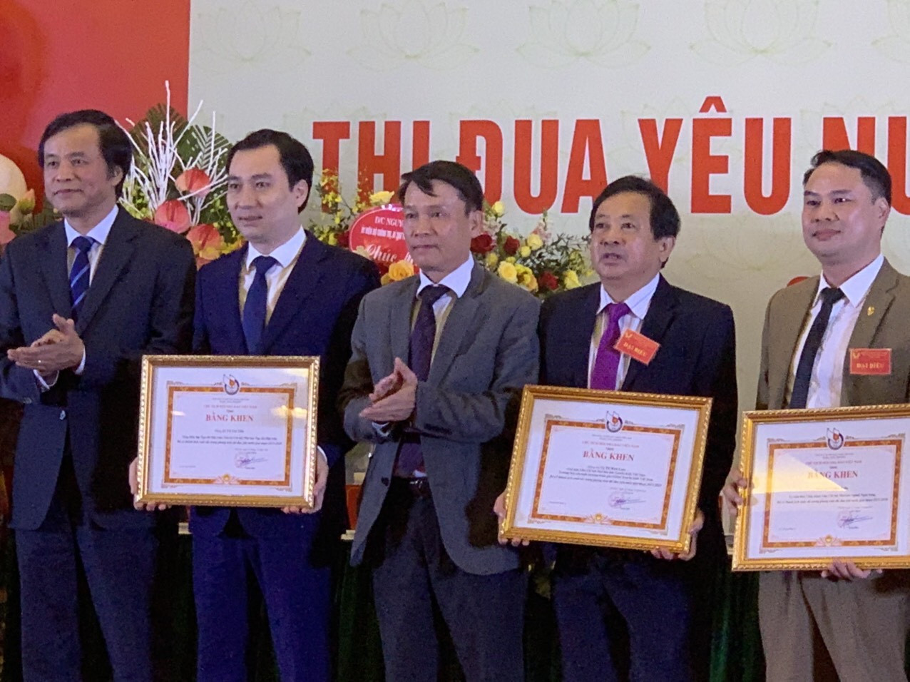 Hội Nhà báo Việt Nam trao Bằng khen cho các cá nhân. Ảnh PV