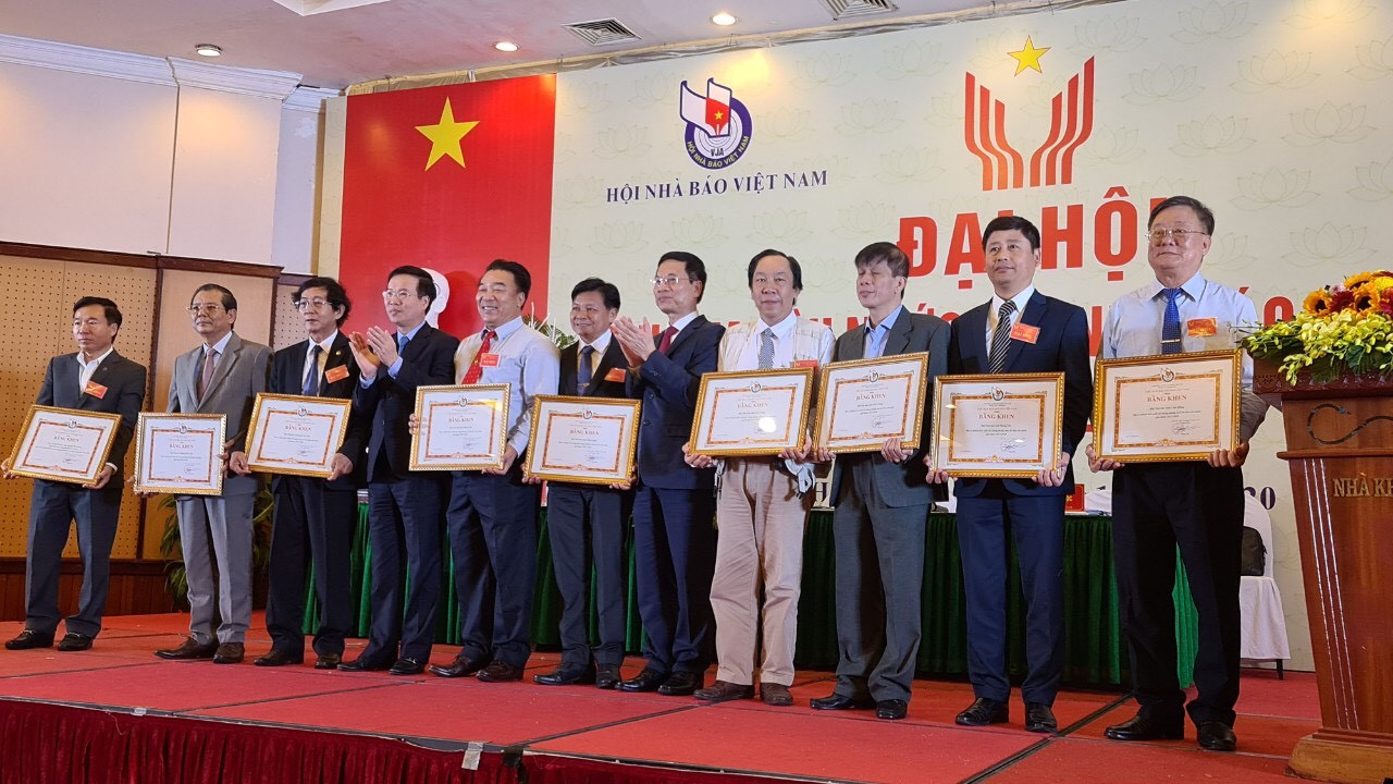 Hội Nhà báo Nghệ An cùng các tổ chức hội nhận Bằng khen của Hội Nhà báo Việt Nam. Ảnh PV