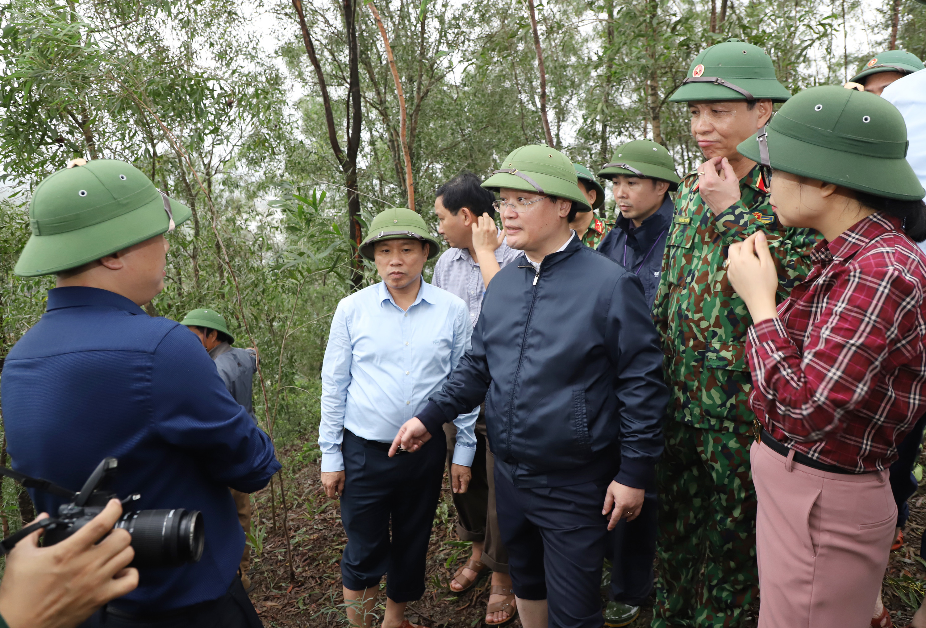 Đồng chí Nguyễn Đức Trung - Chủ tịch UBND tỉnh kiểm tra thực tế tại núi Rày, xã Hưng Yên Nam, huyện Hưng Nguyên. Ảnh: Phạm Bằng