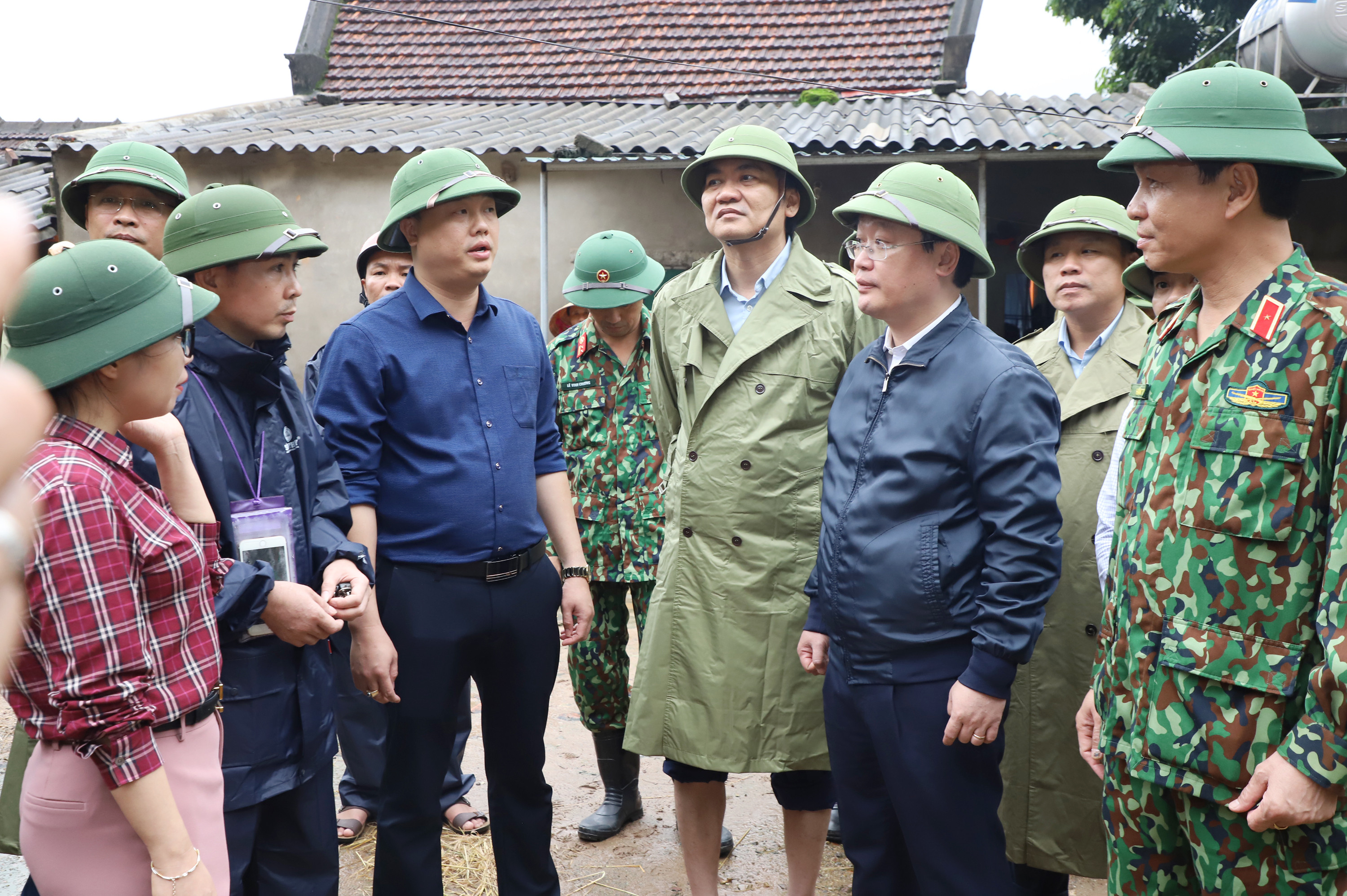 Chủ tịch UBND tỉnh Nguyễn Đức Trung yêu cầu công tác sơ tán người dân phải thực hiện khẩn trương. Ảnh: Phạm Bằng