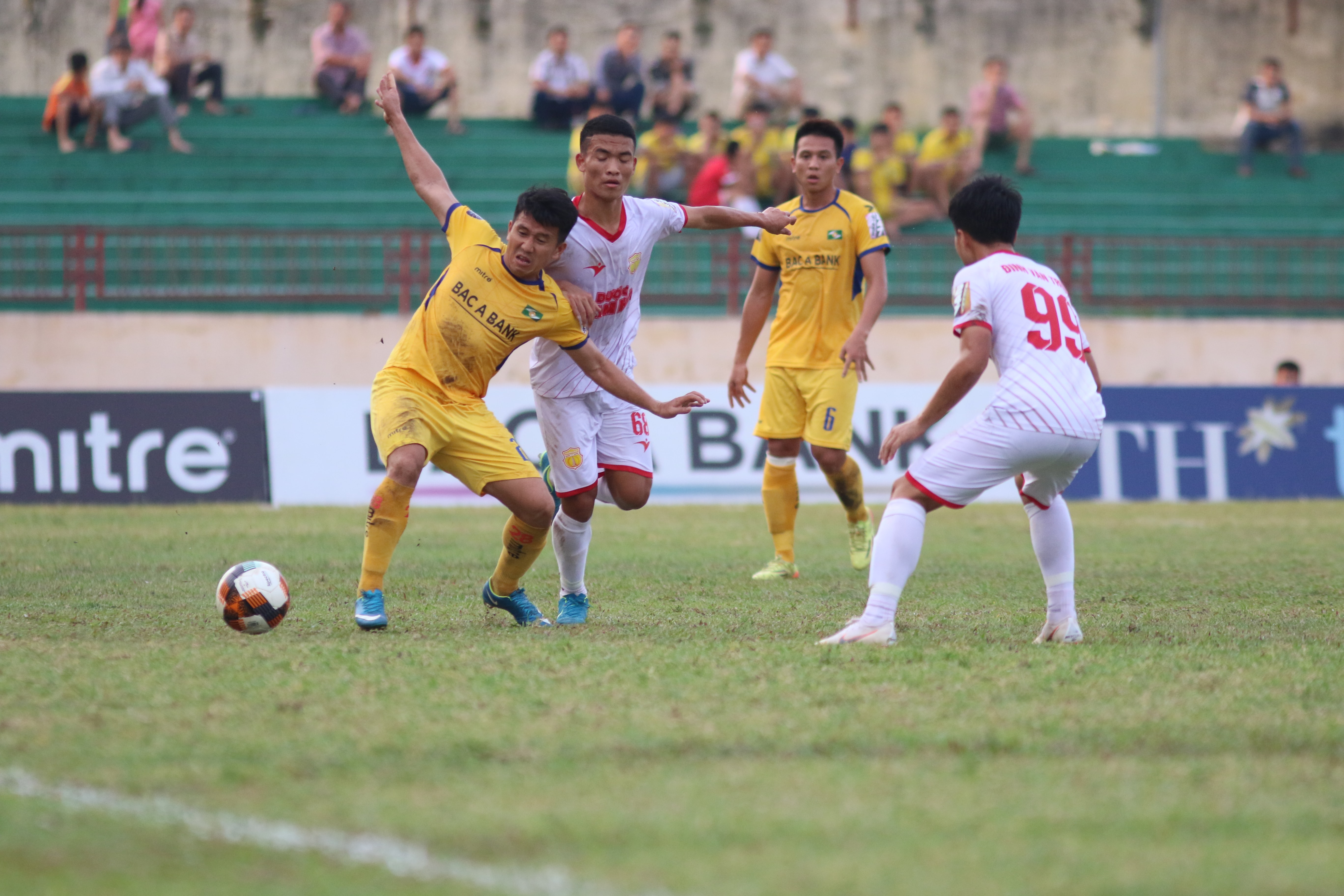 Pha tranh bóng giữa các cầu thủ 2 đội trong trận đấu lượt đi V.League 2019. Ảnh: Xuân Thủy 