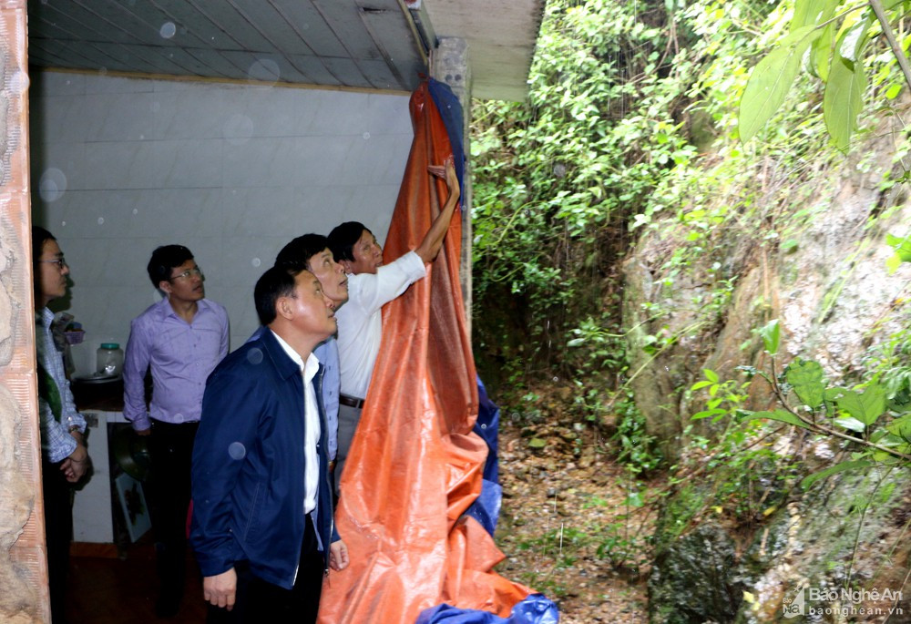 Lãnh đạo Thành ủy Vinh và UBND thành phố Vinh kiểm tra hiện trường nguy cơ sạt lở núi ở khối 3 phường Trung Đô. Ảnh Nguyễn Hải