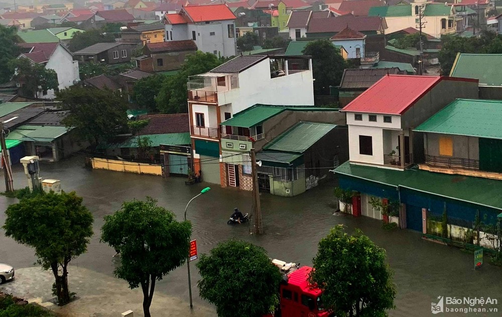 Mưa lớn đã gây ngập sâu nhiều tuyến phố, khu vực dân cư ở TP Vinh, trong đó khối 13, phường Bến Thủy là một trong những điểm ngập nặng nhất. 