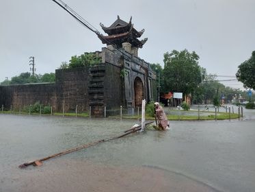 Cổng thành Vinh cũng chìm trong biển nước. Ảnh: Nhật Lân