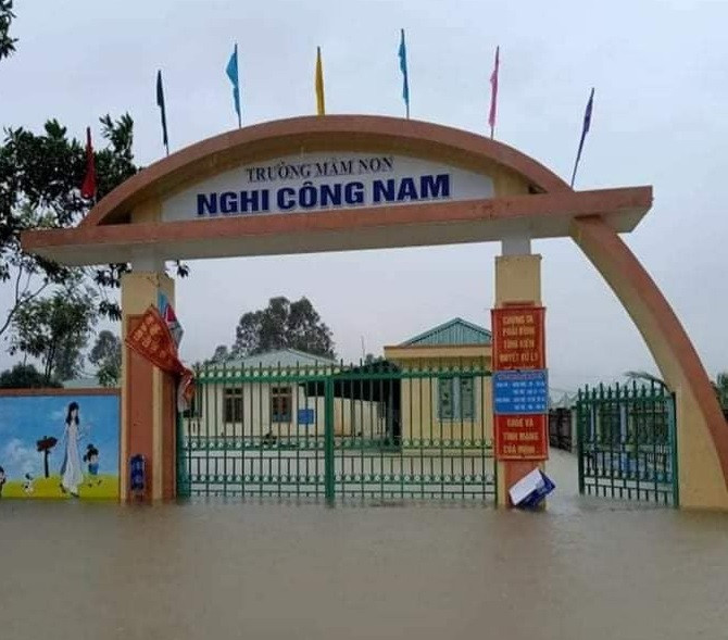 Trường Mầm non Nghi Công Nam ngập sâu.